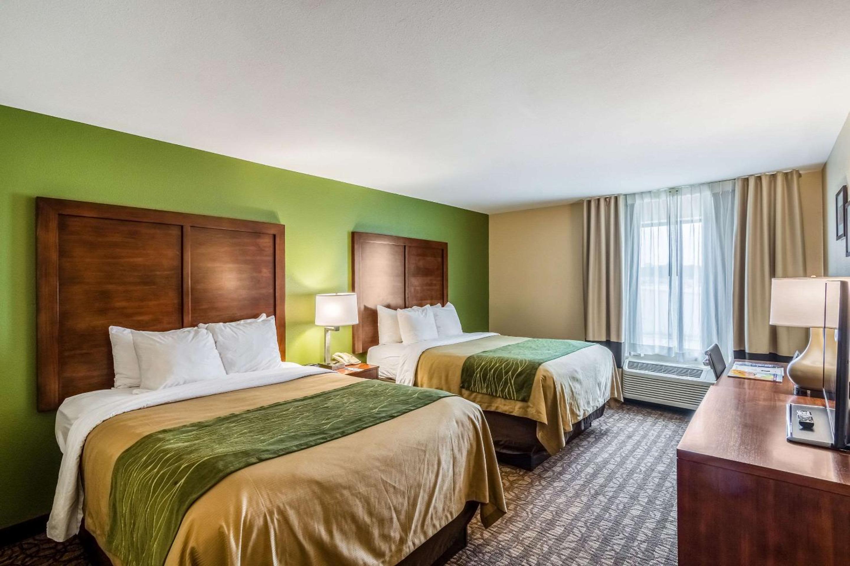 Queen Room with Two Queen Beds - Non-Smoking - Photo 3