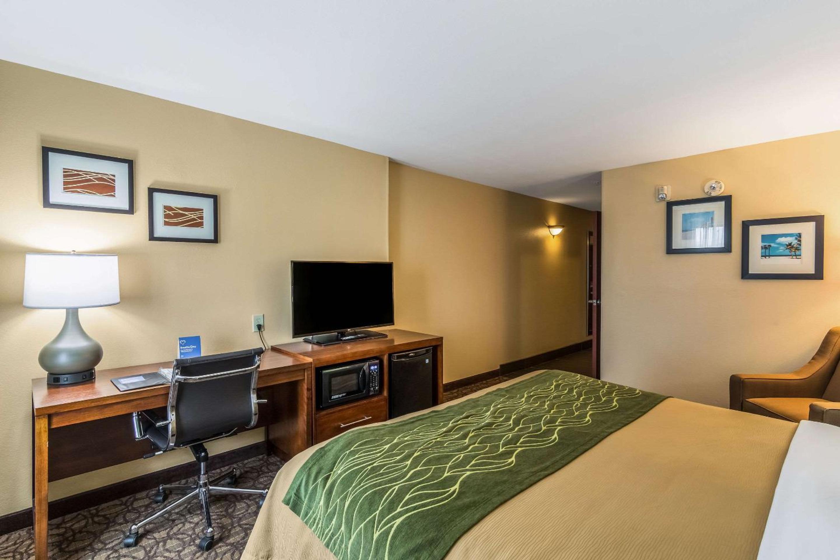 Standard King Room - Non-Smoking  - Photo 4