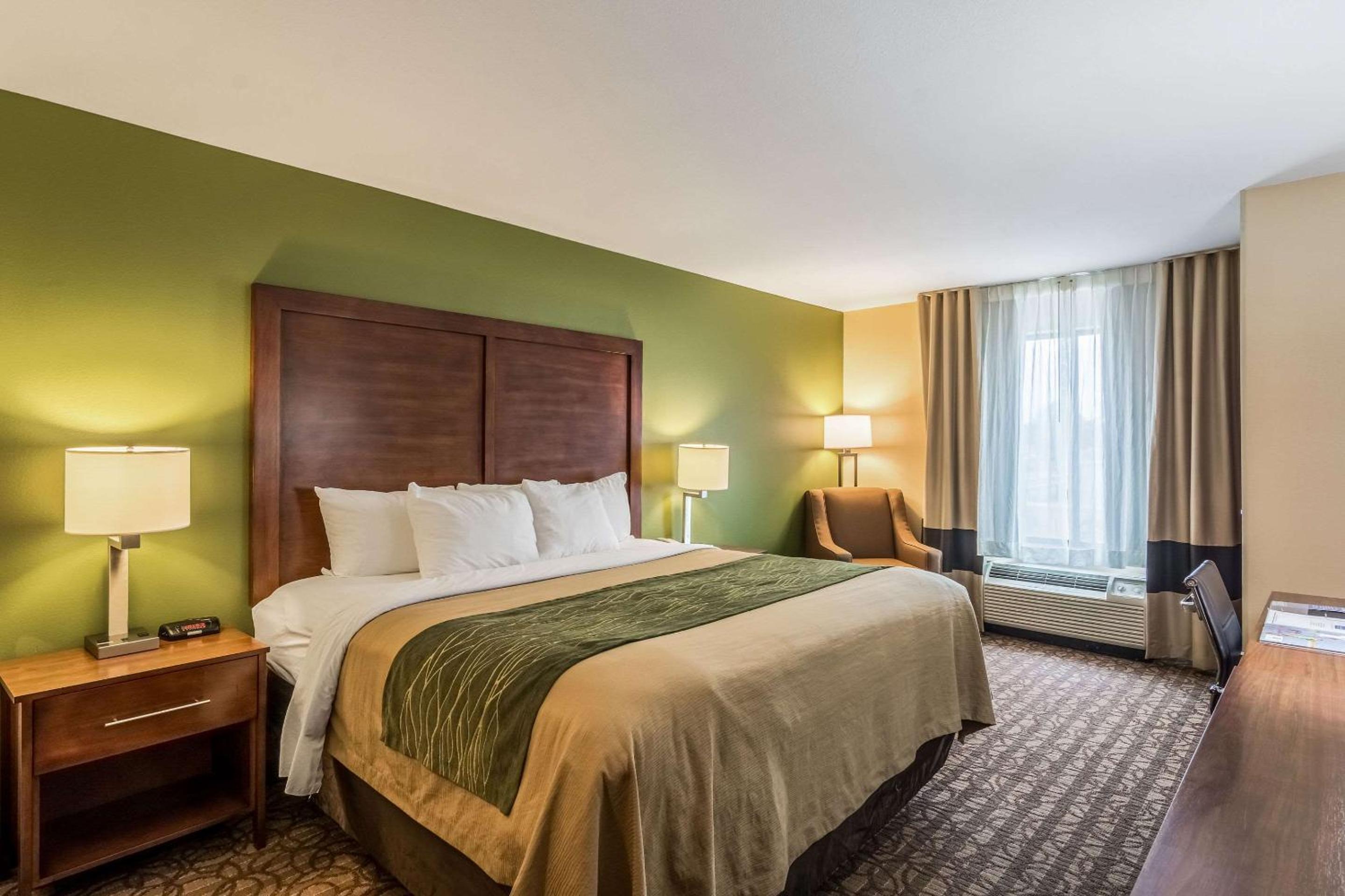 Standard King Room - Non-Smoking  - Photo 2