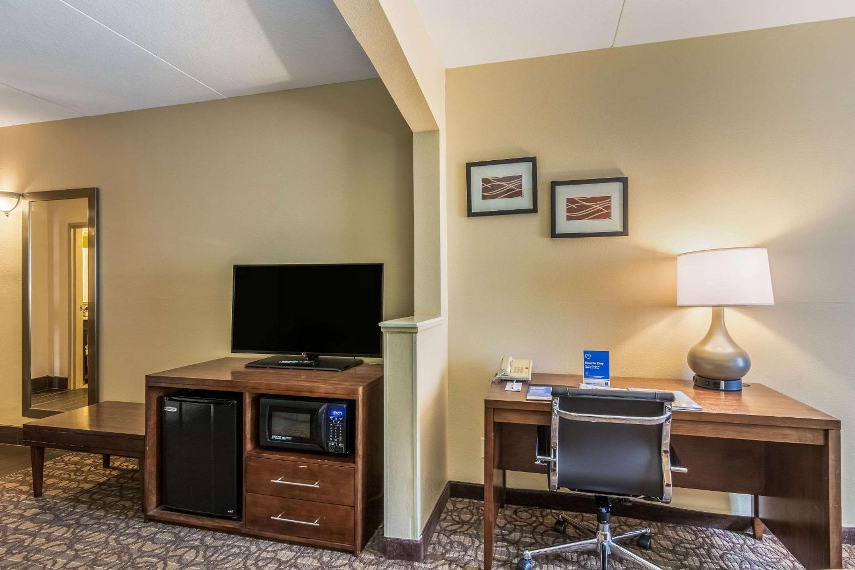 King Suite - Non-Smoking - Photo 2