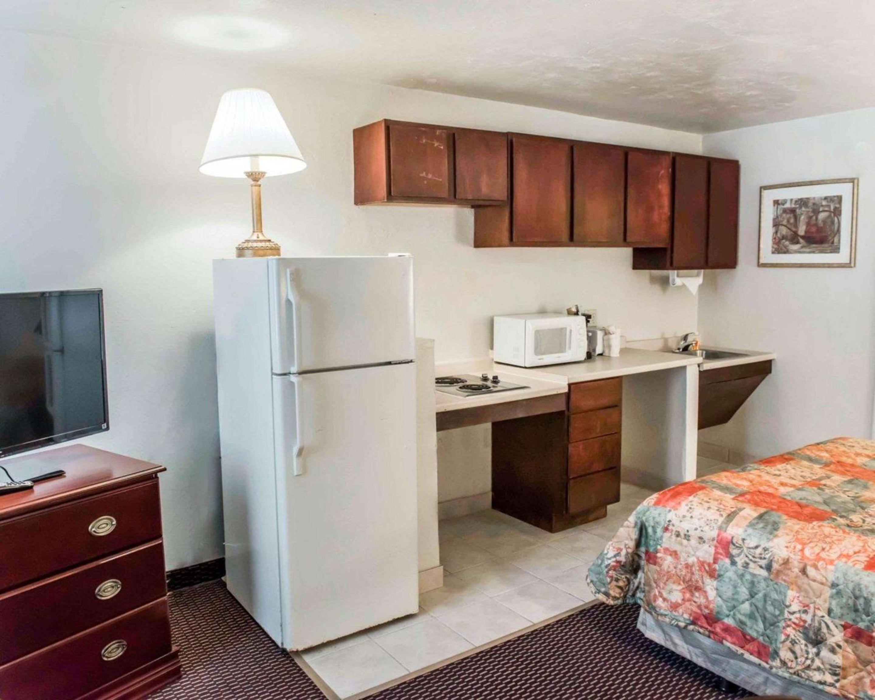 Efficiency Double Room with Two Double Beds - Smoking - Photo 1
