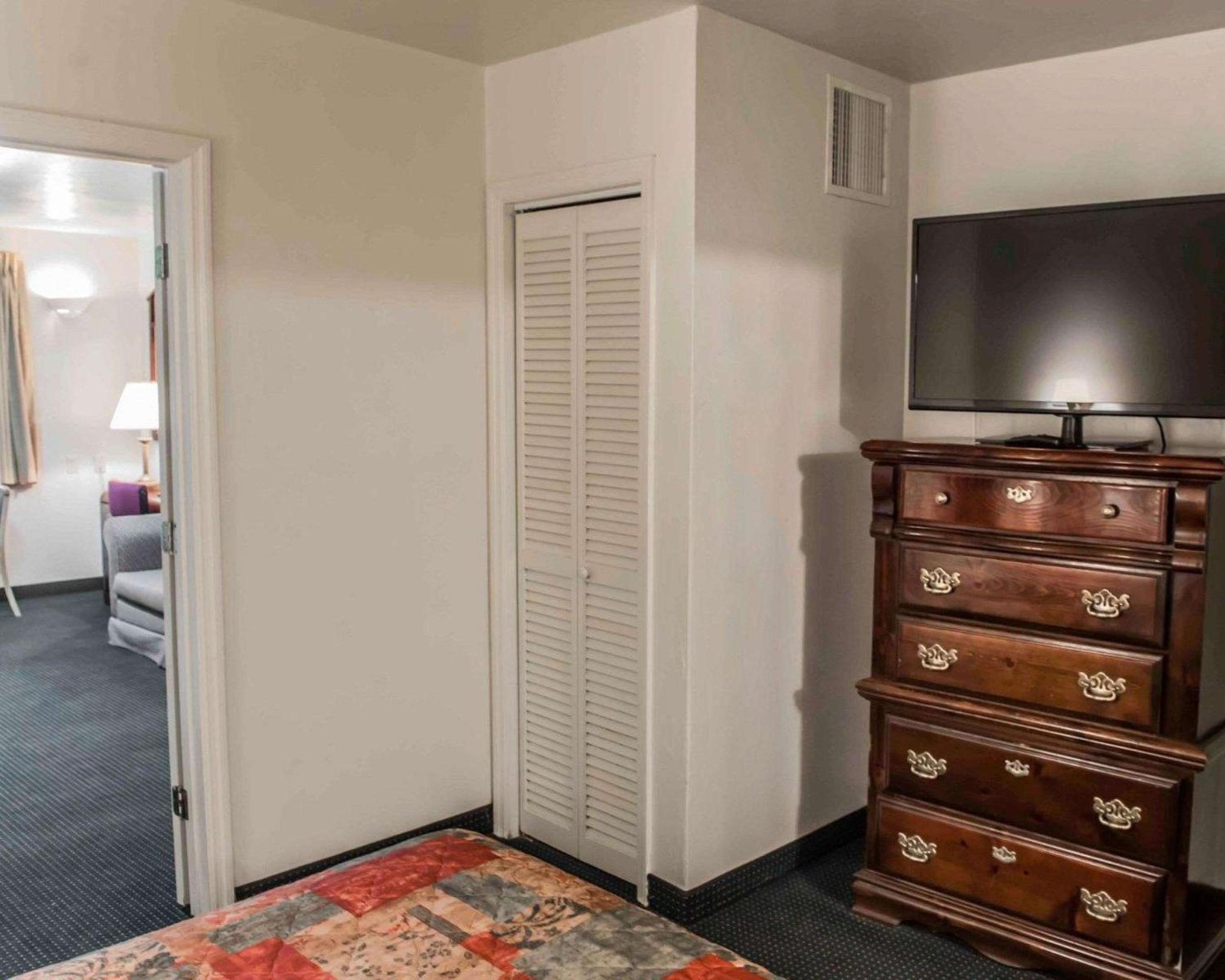 Efficiency Double Room with Two Double Beds - Non-Smoking - Photo 2