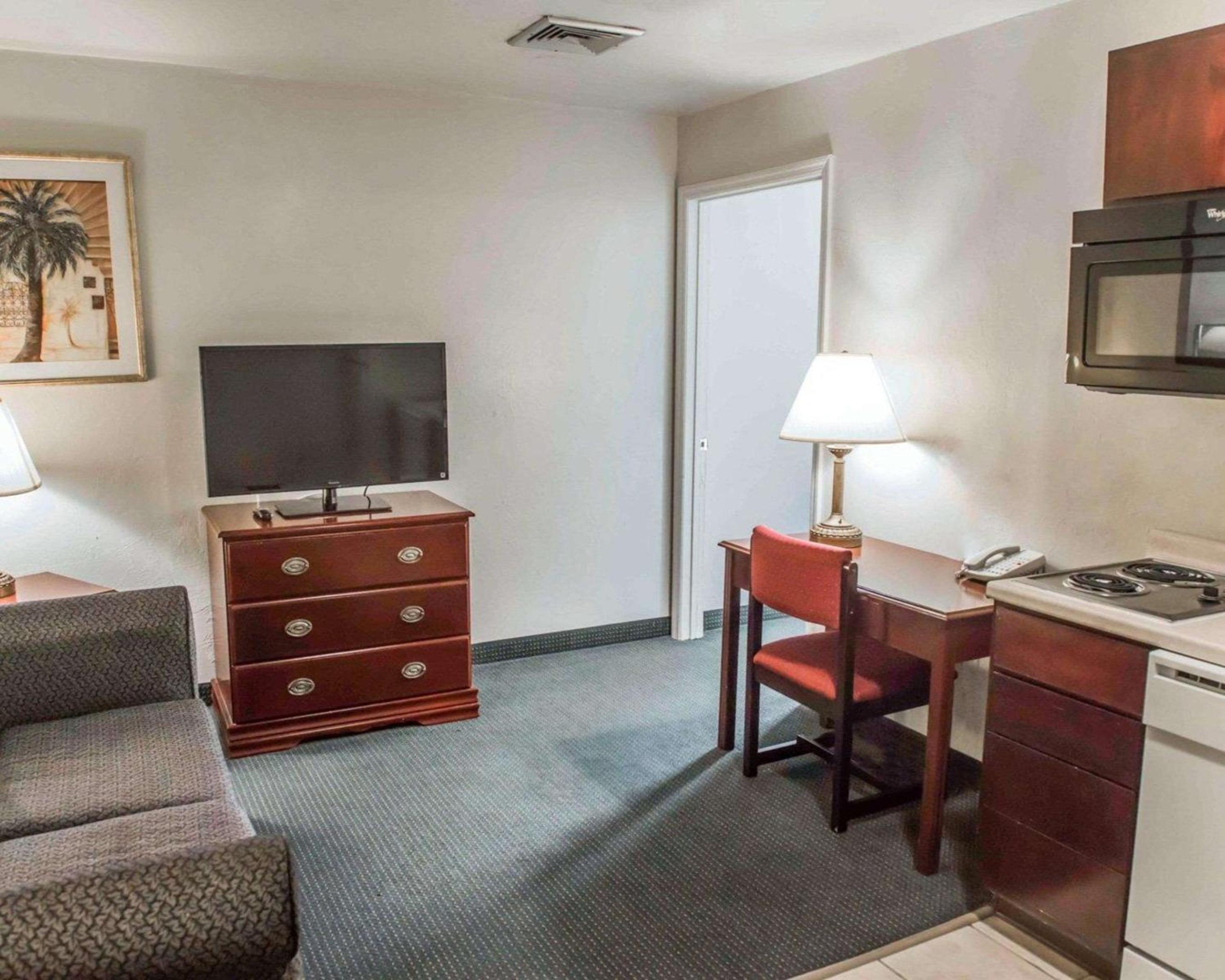 Efficiency Double Room with Two Double Beds - Non-Smoking - Photo 3