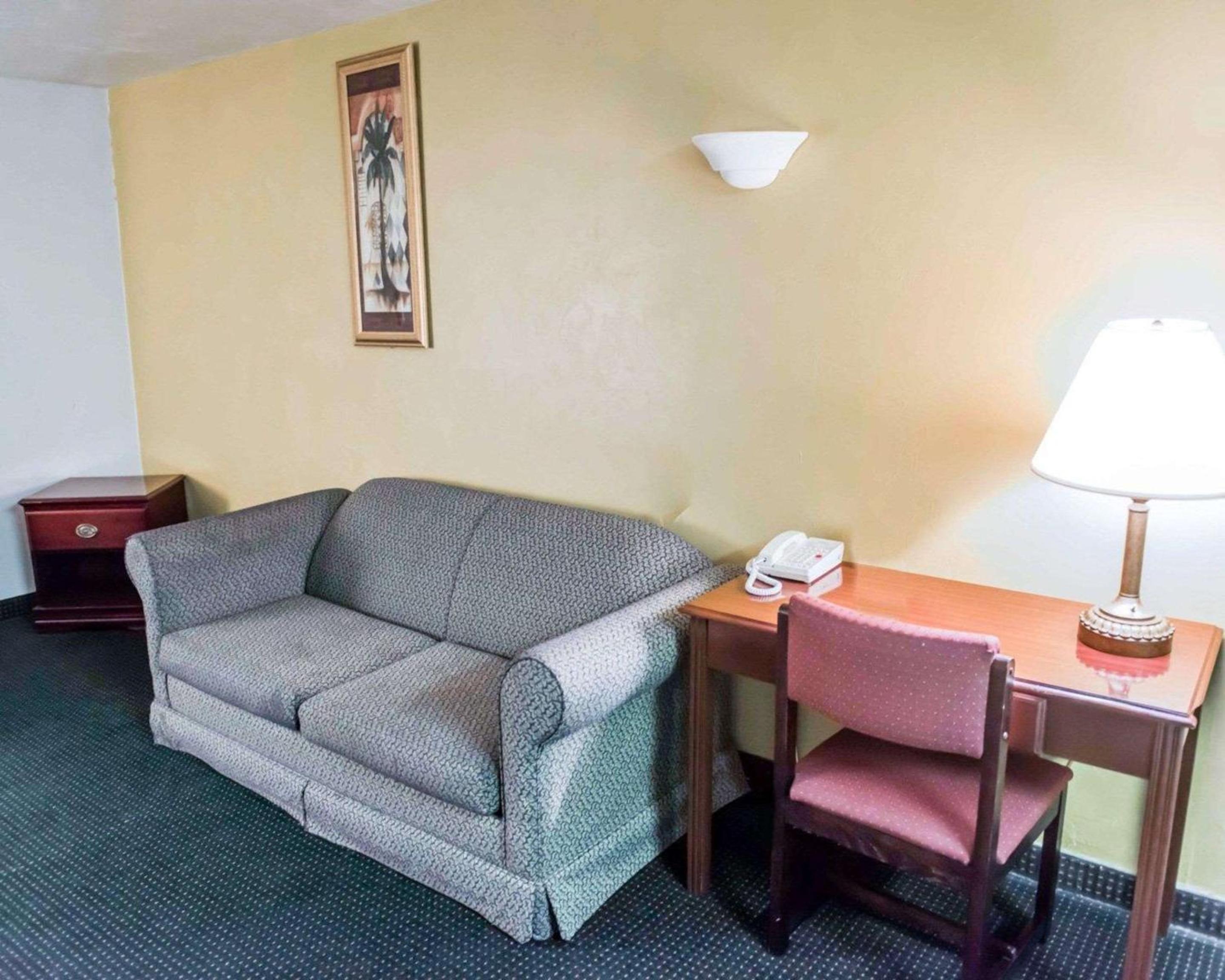 Efficiency Double Room with Two Double Beds - Non-Smoking - Photo 4