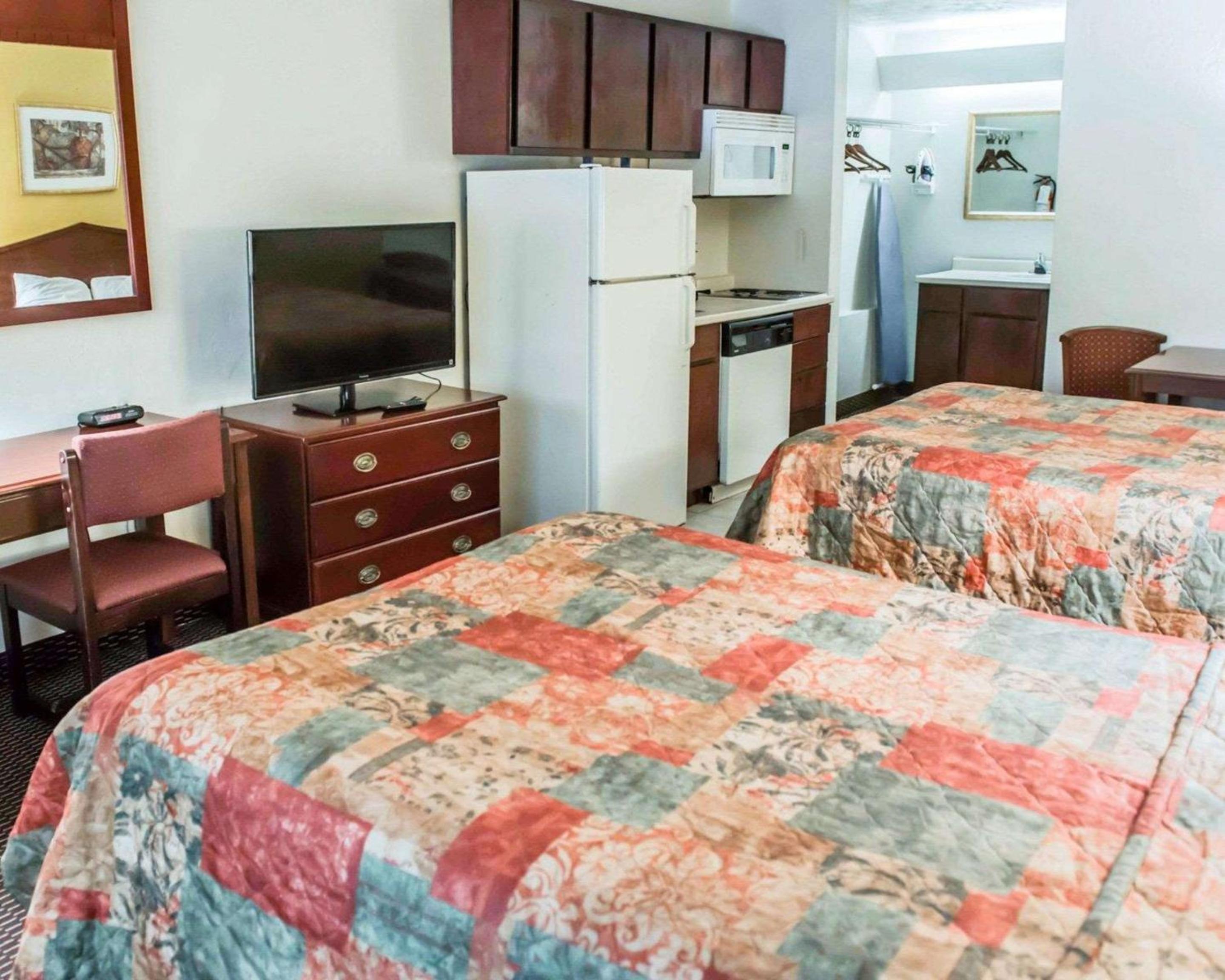Efficiency Double Room with Two Double Beds - Smoking - Photo 4
