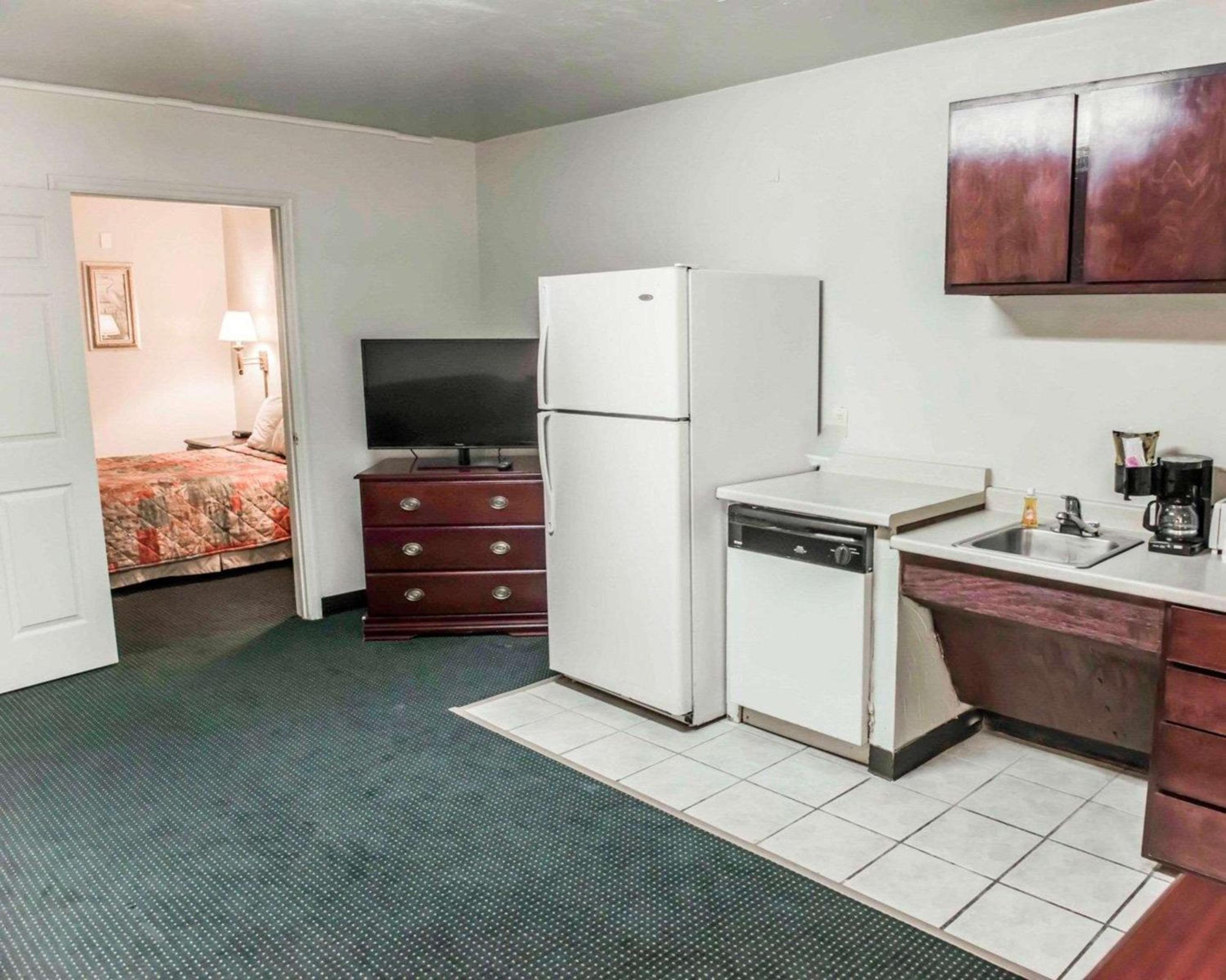 Efficiency Queen Room - Photo 3