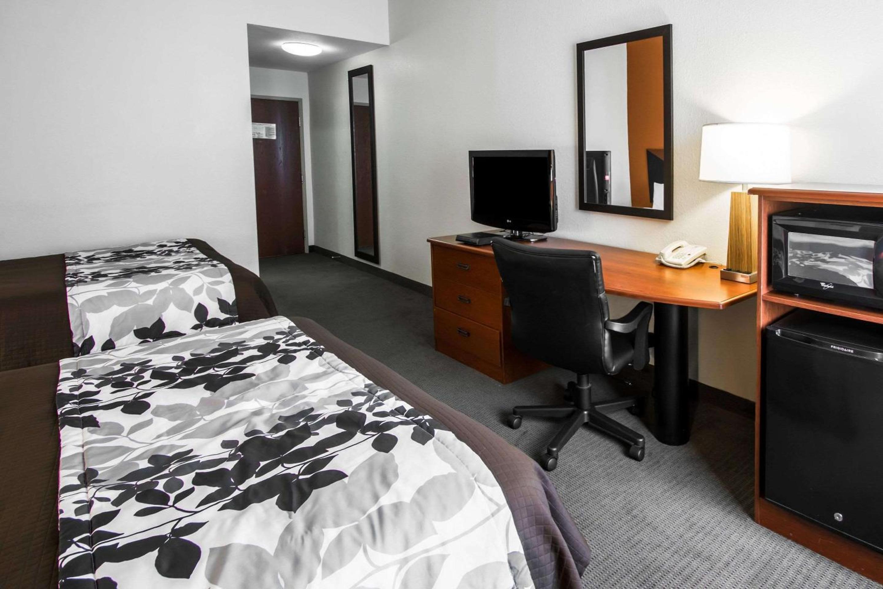 Queen Room with Two Queen Beds - Non-Smoking - Photo 1