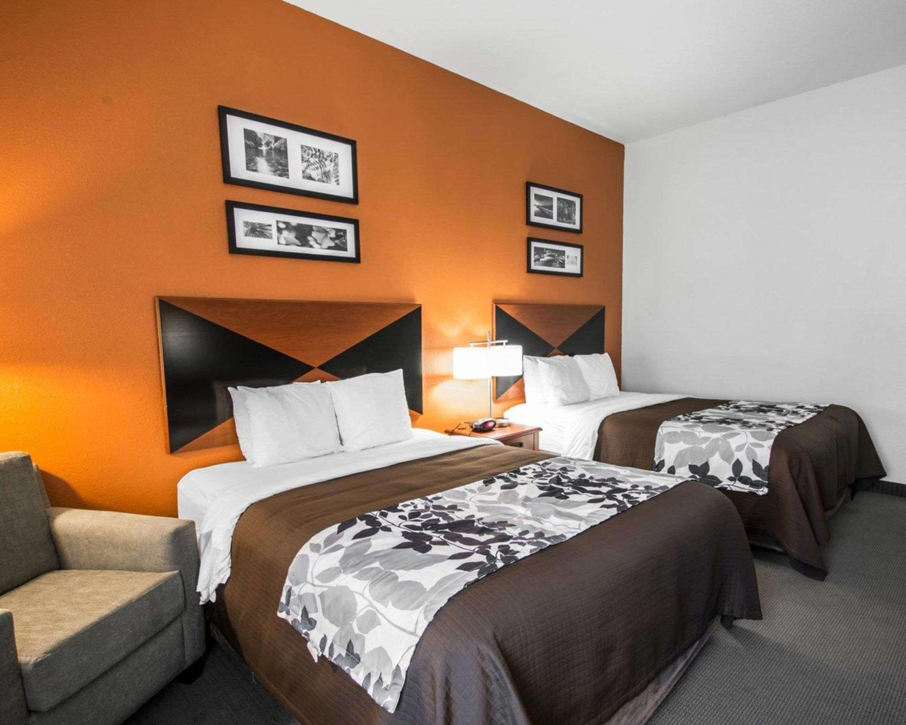 Queen Room with Two Queen Beds - Non-Smoking - Photo 3