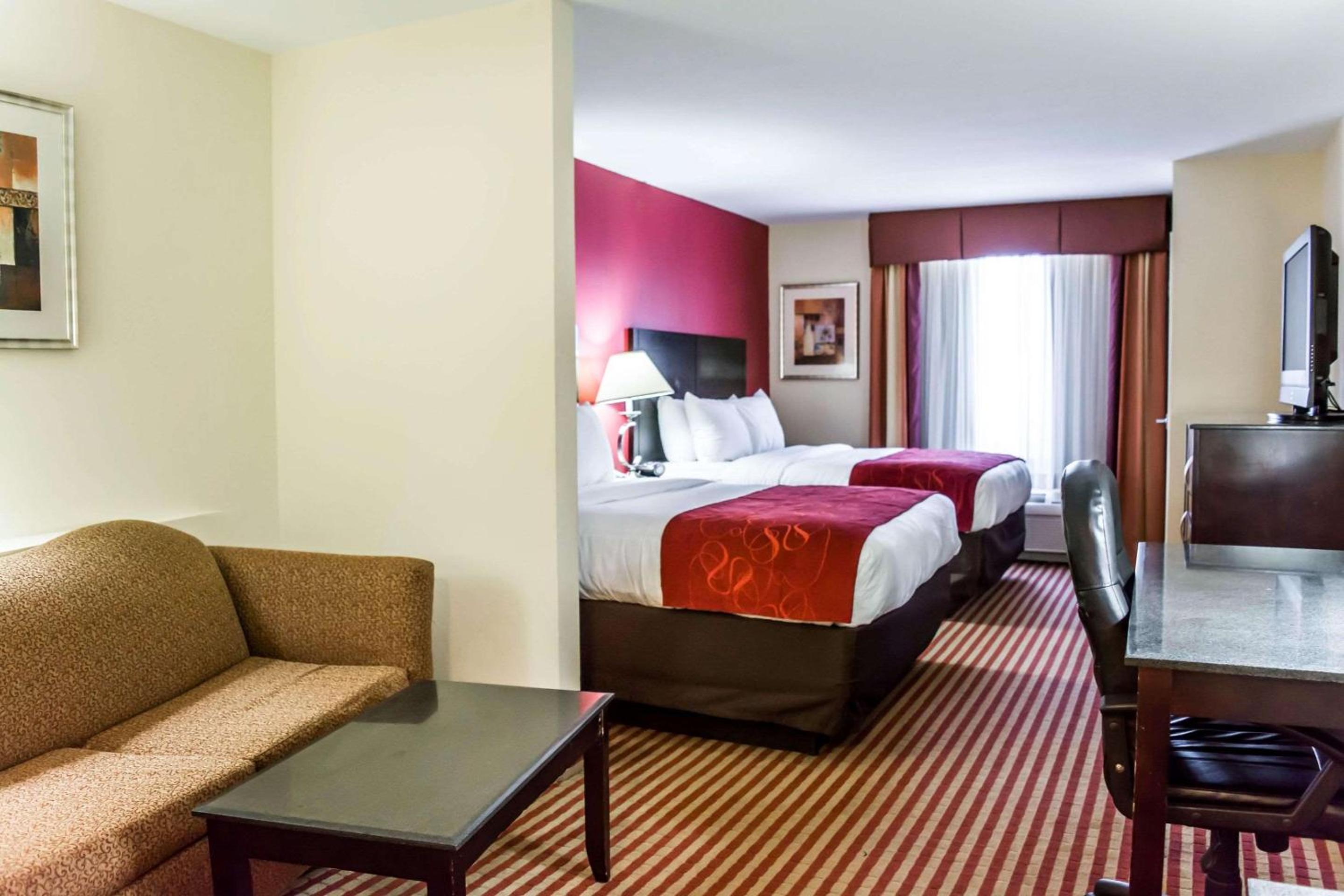 Queen Suite with Two Queen Beds - Photo 3