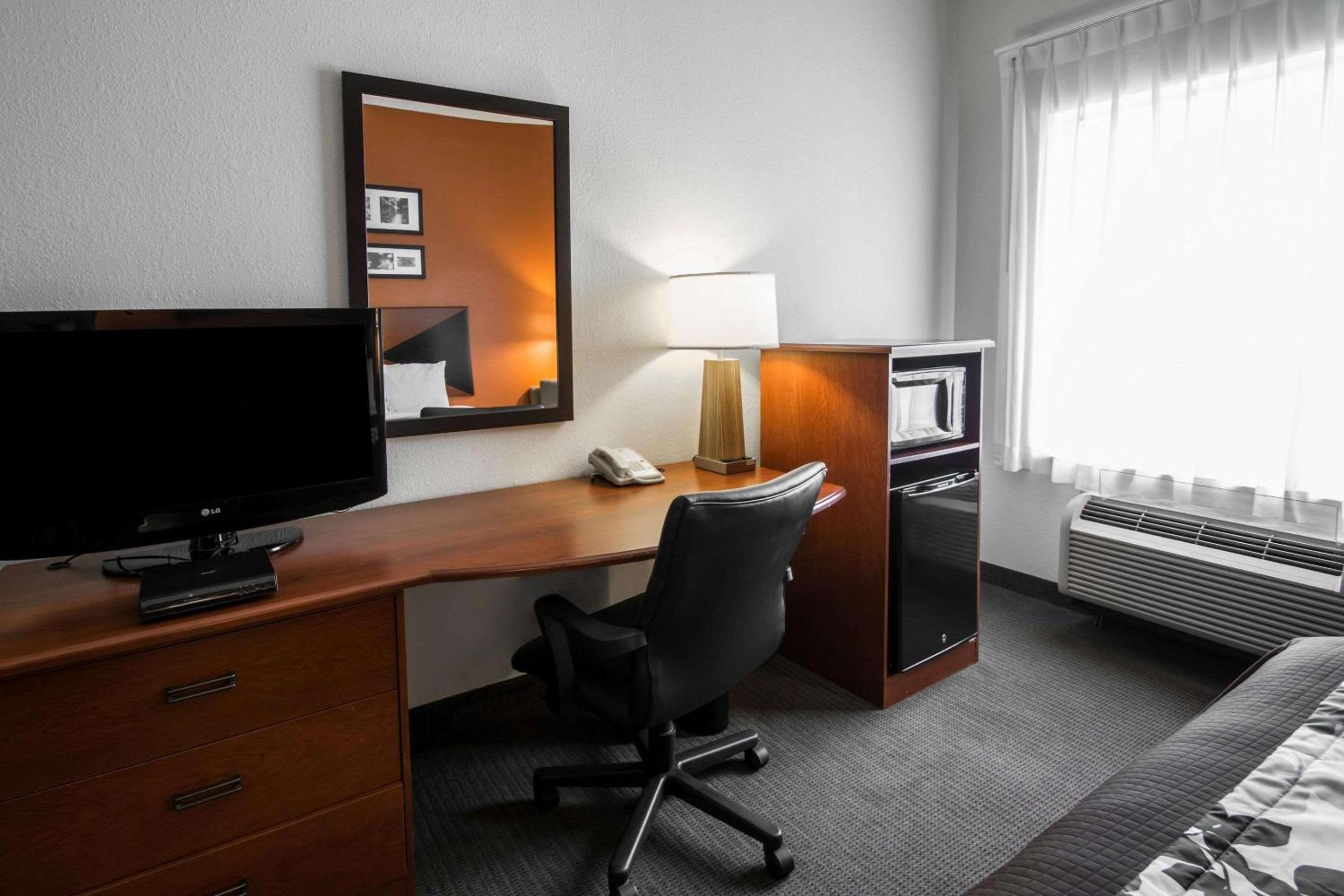 Queen Room with Two Queen Beds - Non-Smoking - Photo 2