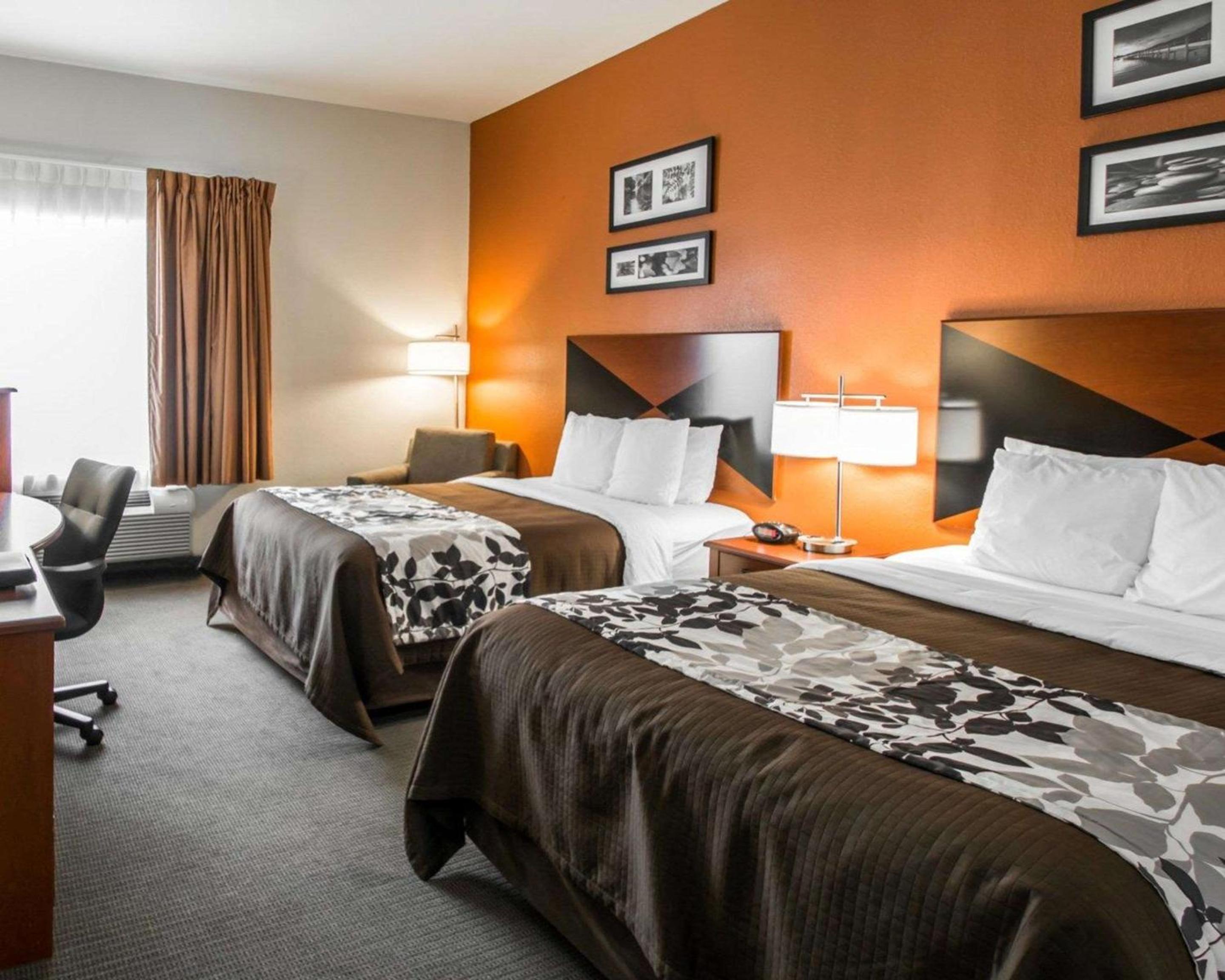 Queen Room with Two Queen Beds - Non-Smoking - Photo 4