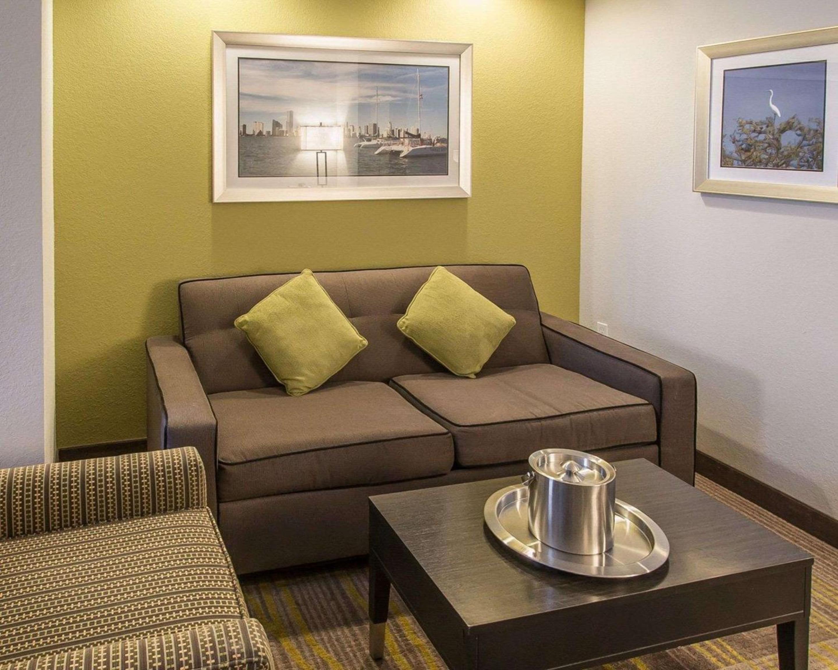 King Suite with Sofa Bed - Non-Smoking photo 2