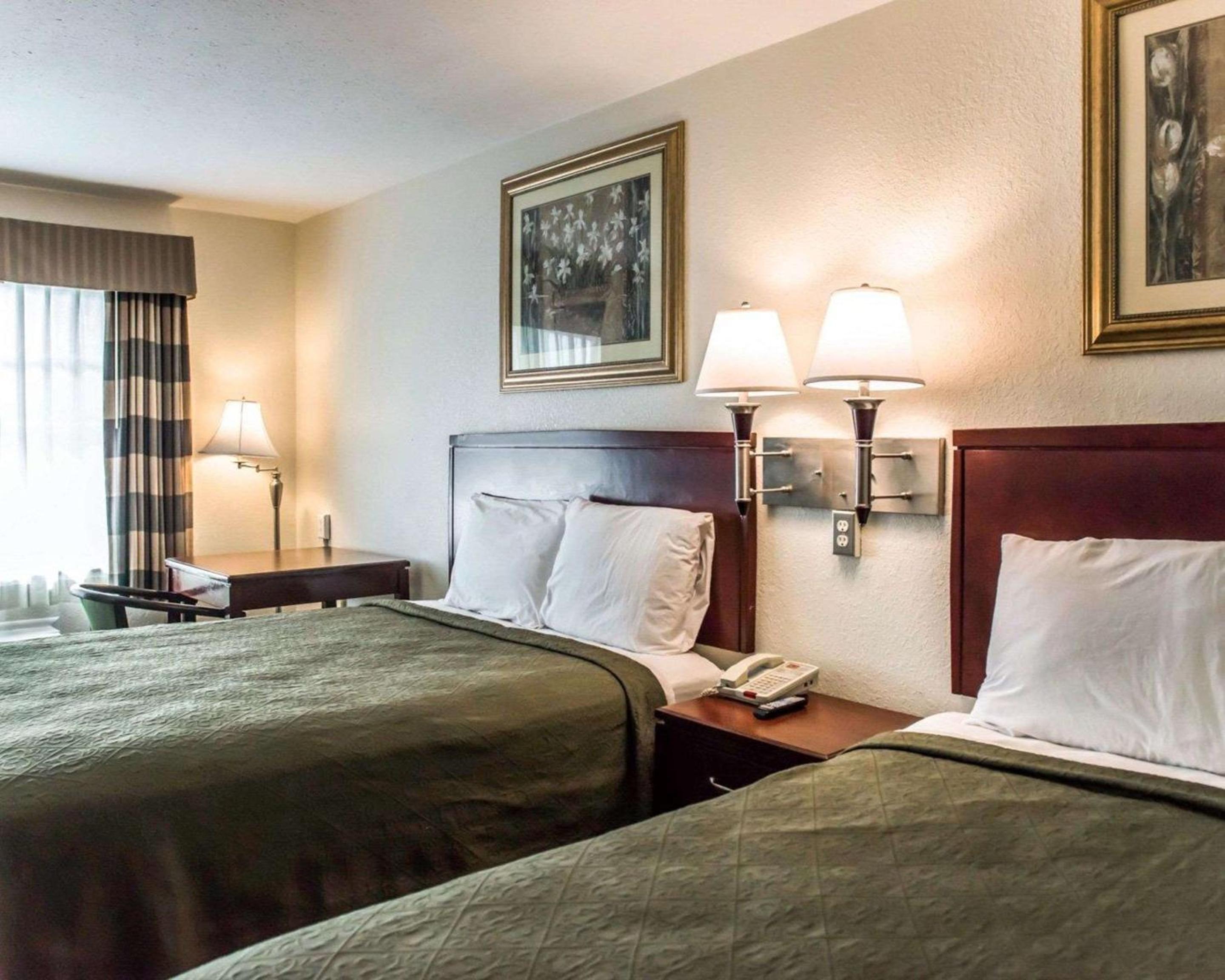 Queen Room with Two Queen Beds - Smoking photo 3