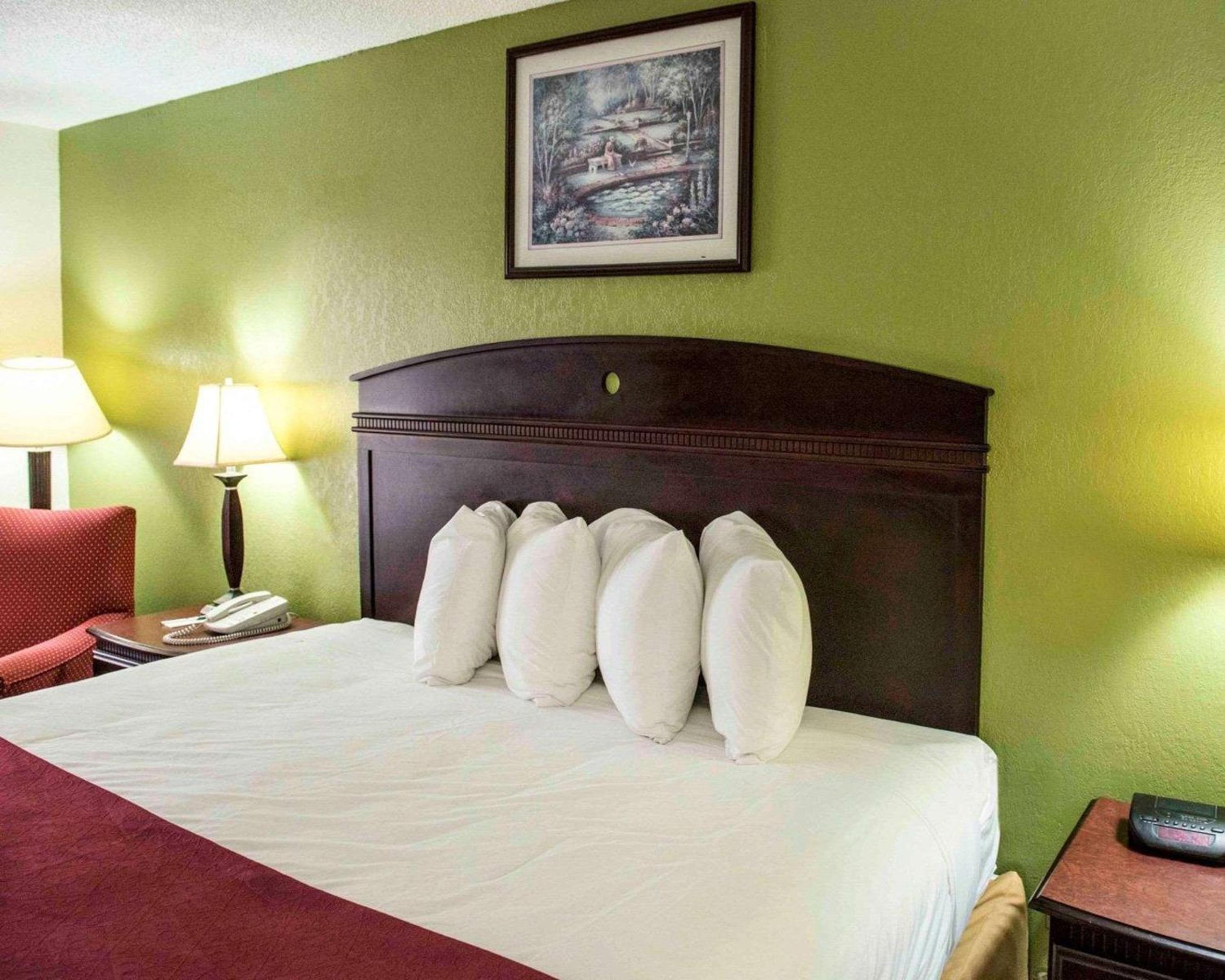 King Room - Non-Smoking - Photo 4
