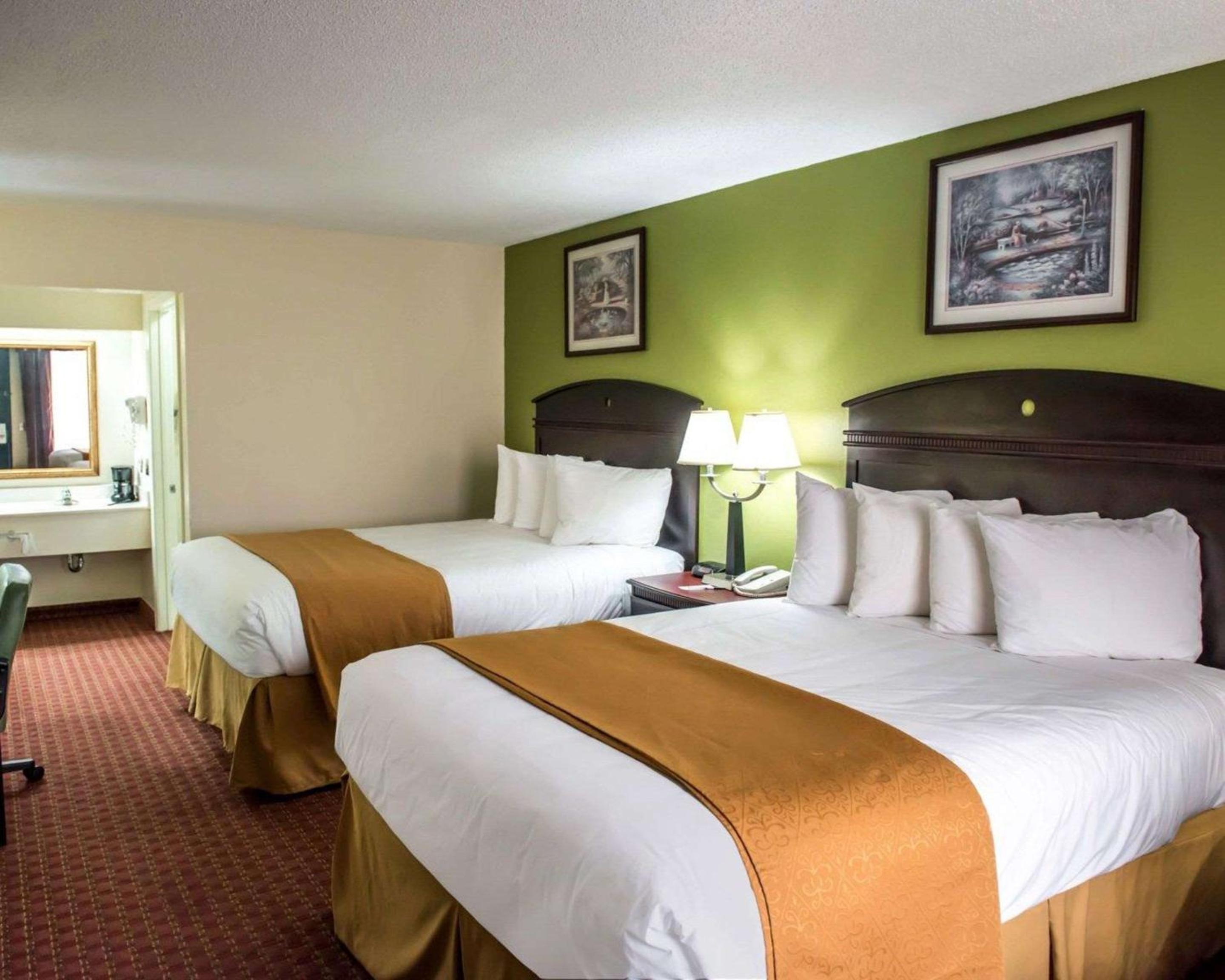 Queen Room With Two Queen Beds - Smoking photo 1