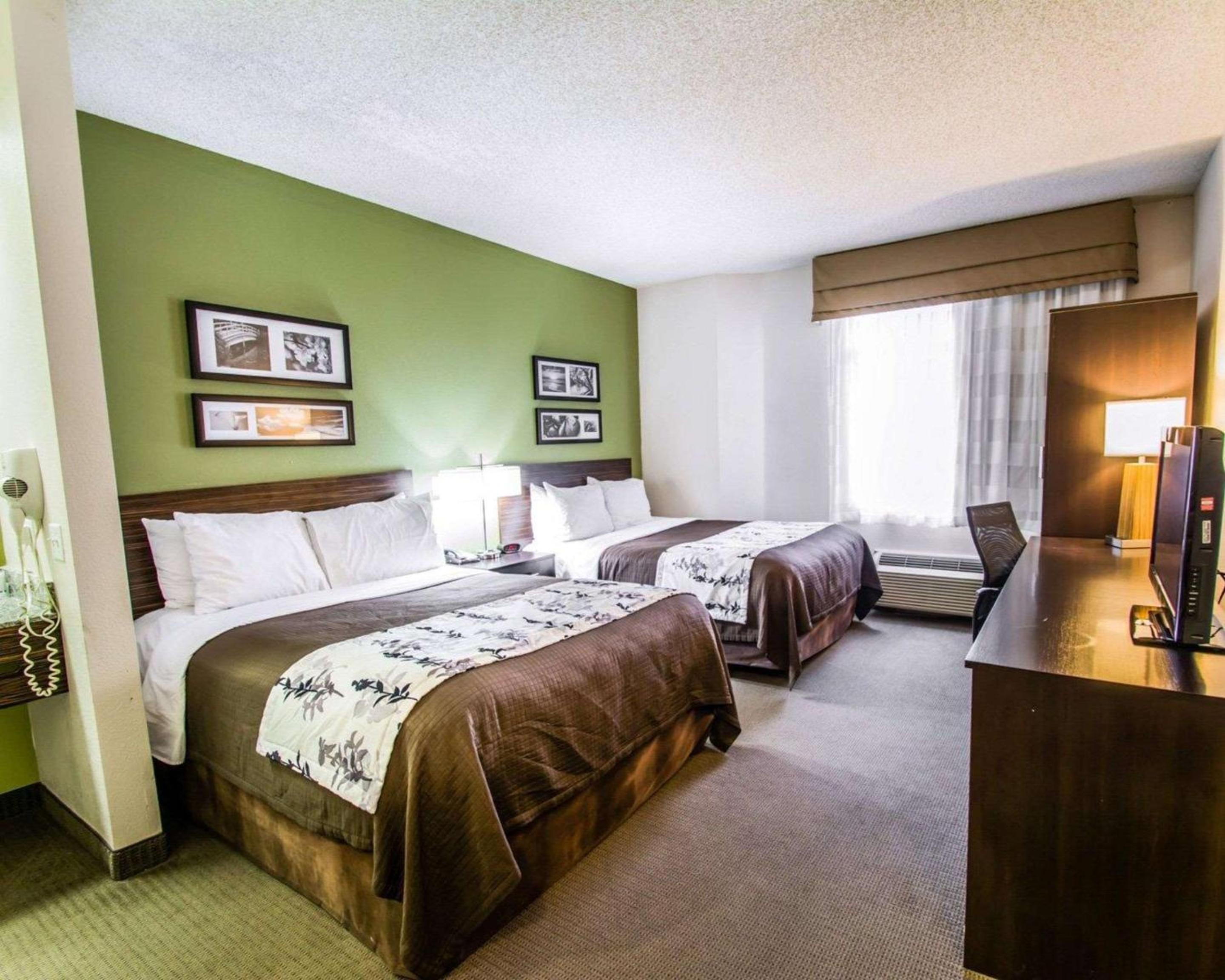 Queen Room with Two Queen Beds - Non-Smoking photo 3