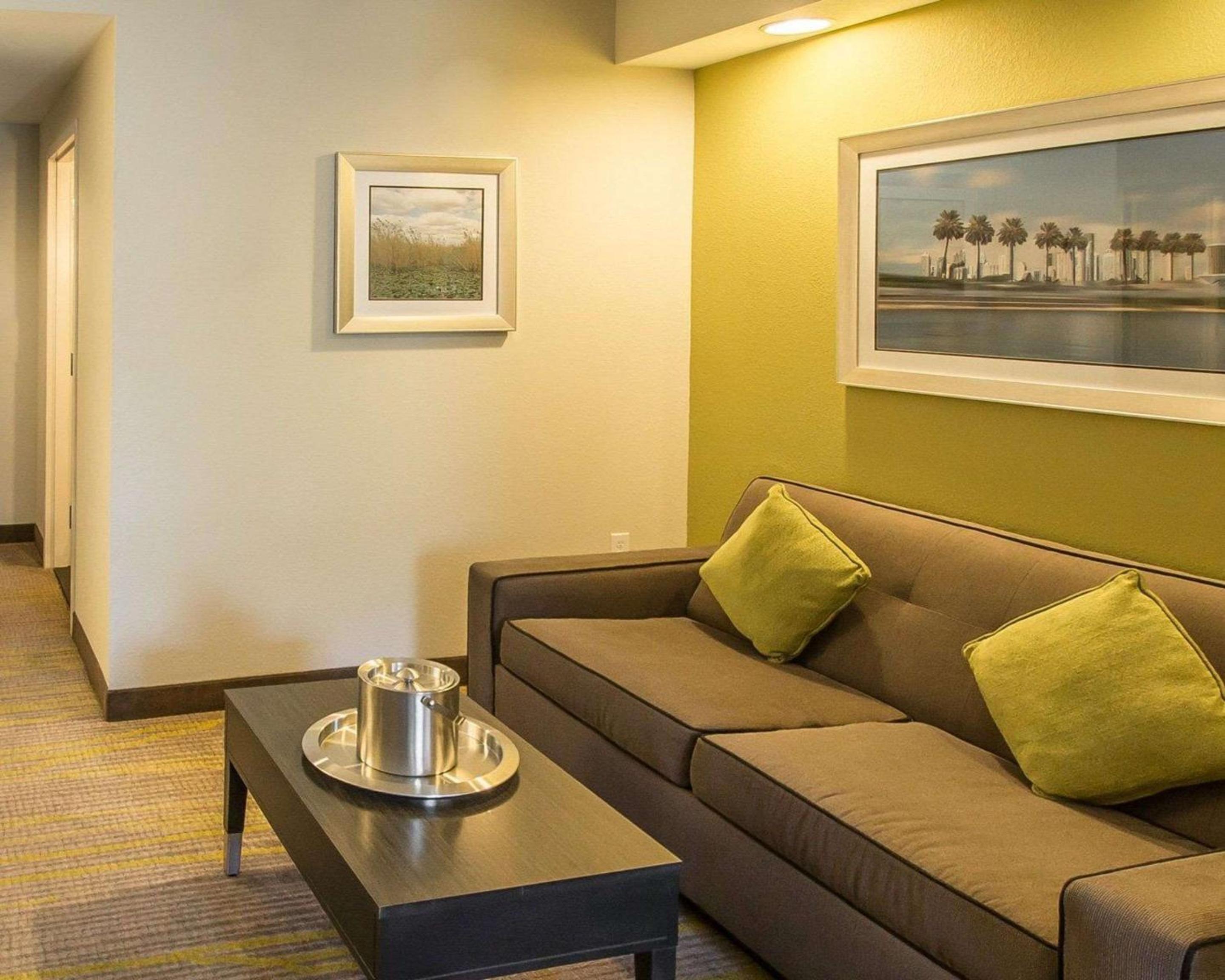 King Suite with Sofa Bed - Non-Smoking photo 3