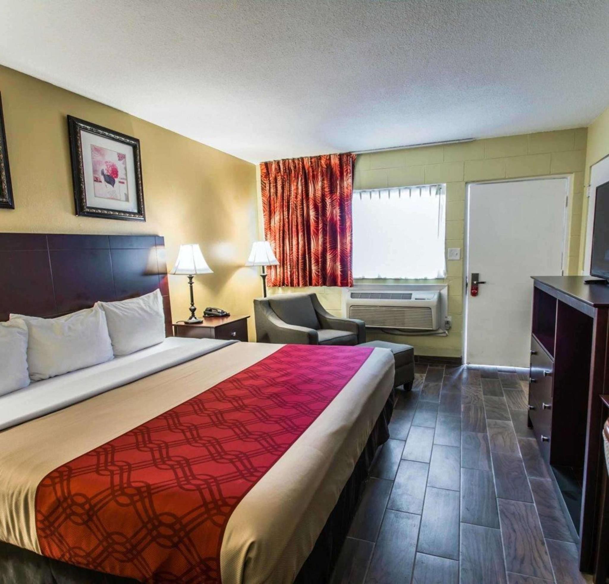 King Room - Non-Smoking - Photo 2