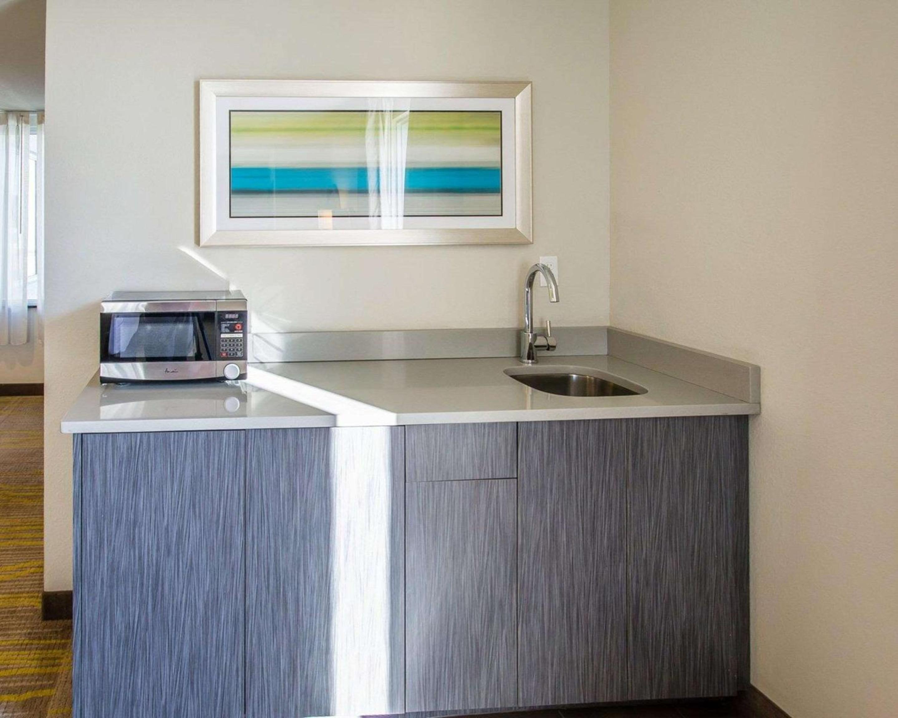King Suite - Accessible/Non-Smoking photo 2
