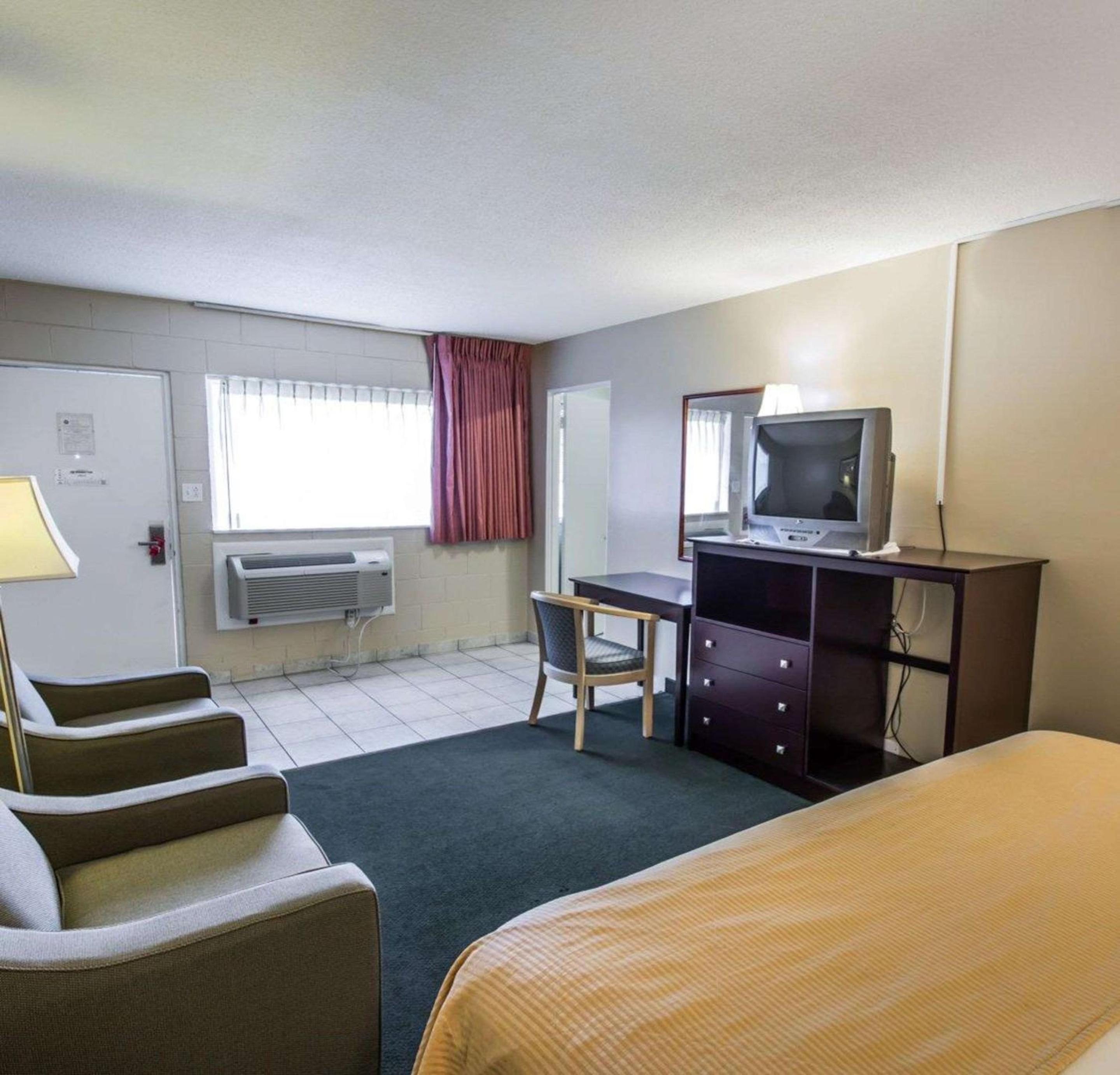 King Room - Non-Smoking - Photo 3
