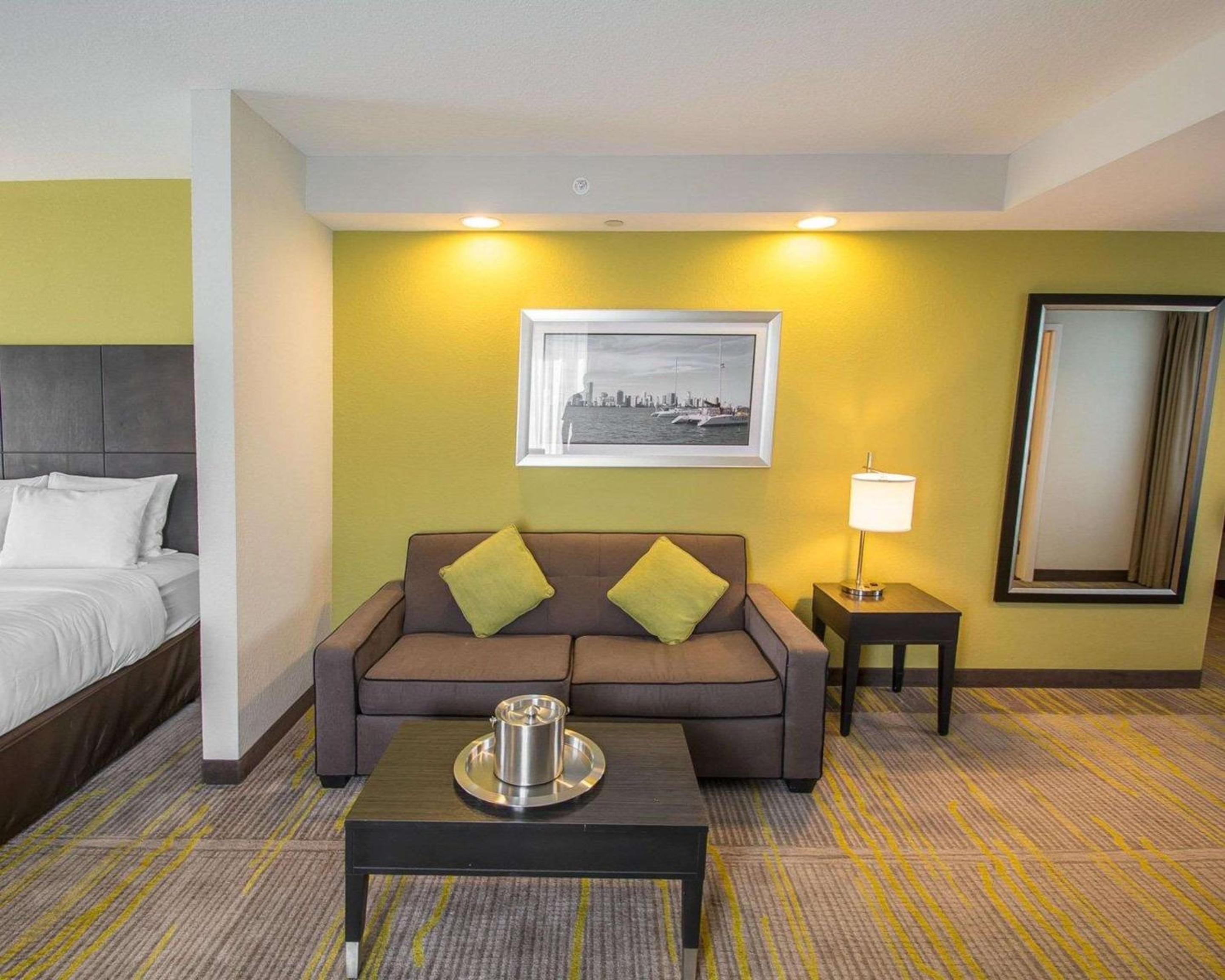 Queen Suite - Disability Access/Non-Smoking photo 2