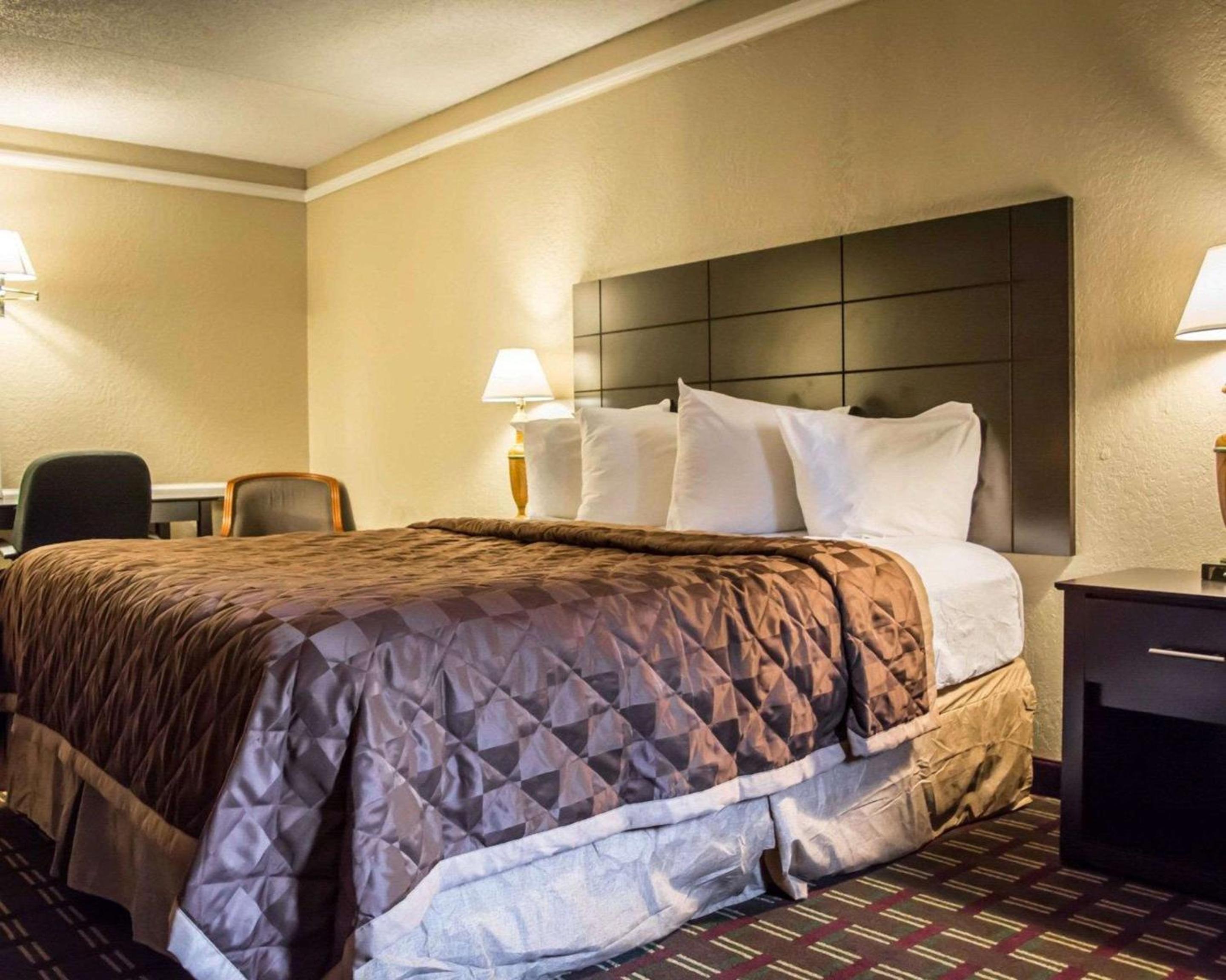 King Room - Non-Smoking - Photo 1