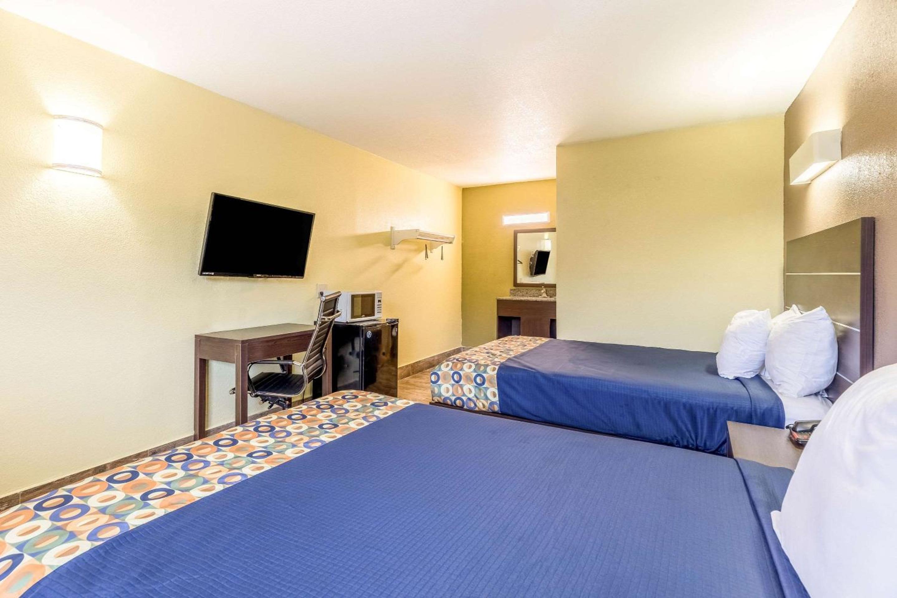 Queen Room with Two Queen Beds - Smoking - Photo 6