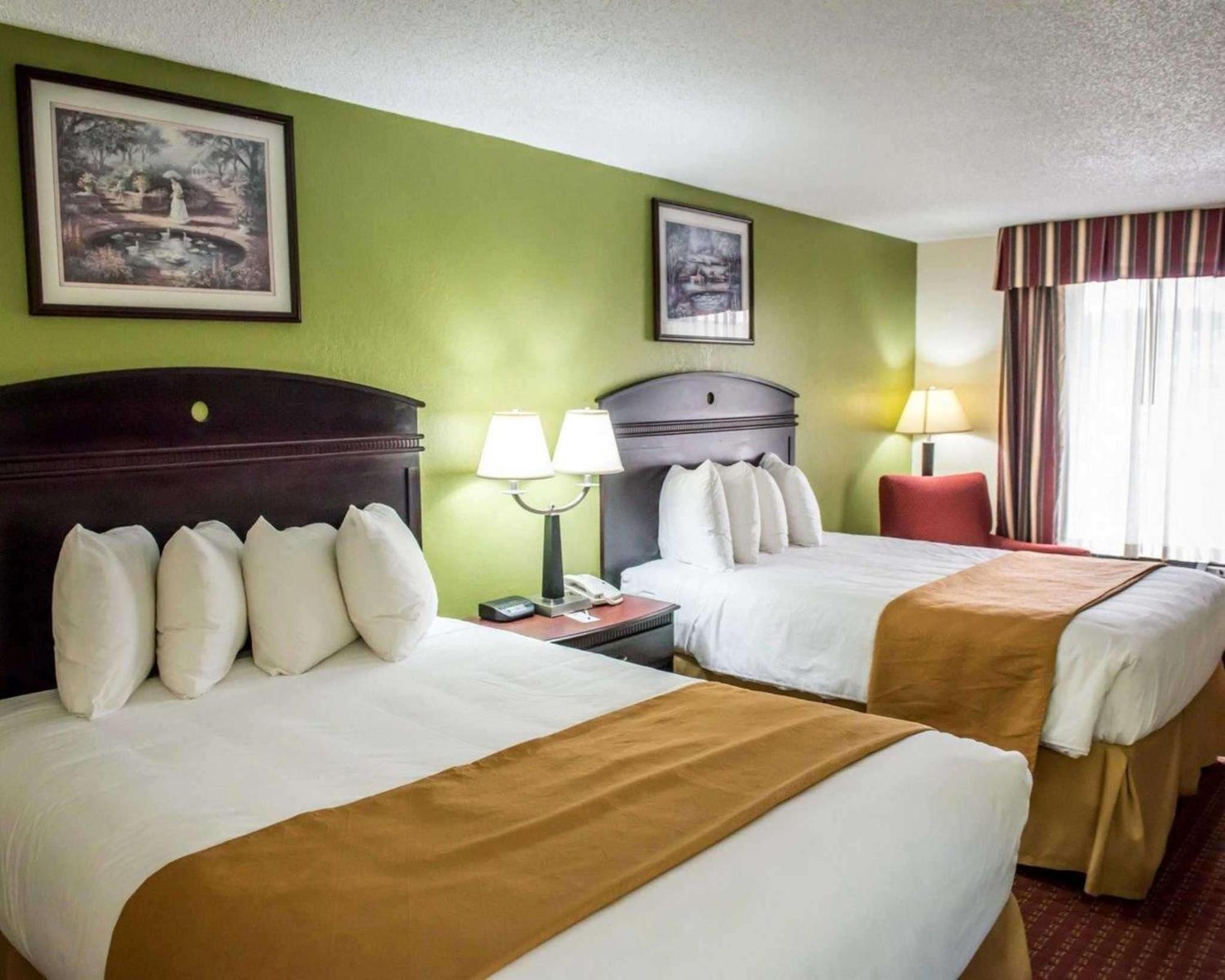 Queen Room With Two Queen Beds - Smoking photo 3