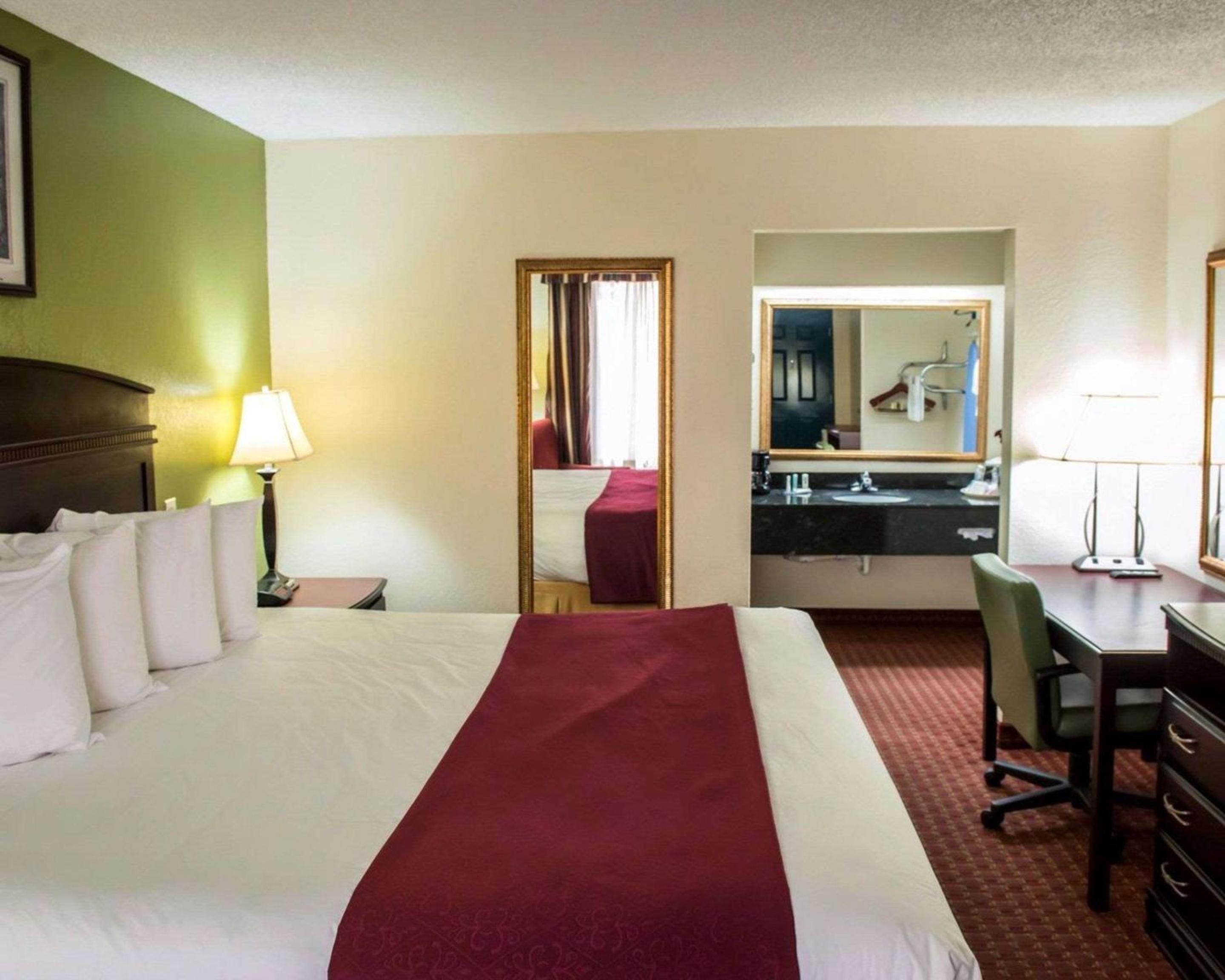 King Room - Non-Smoking - Photo 2