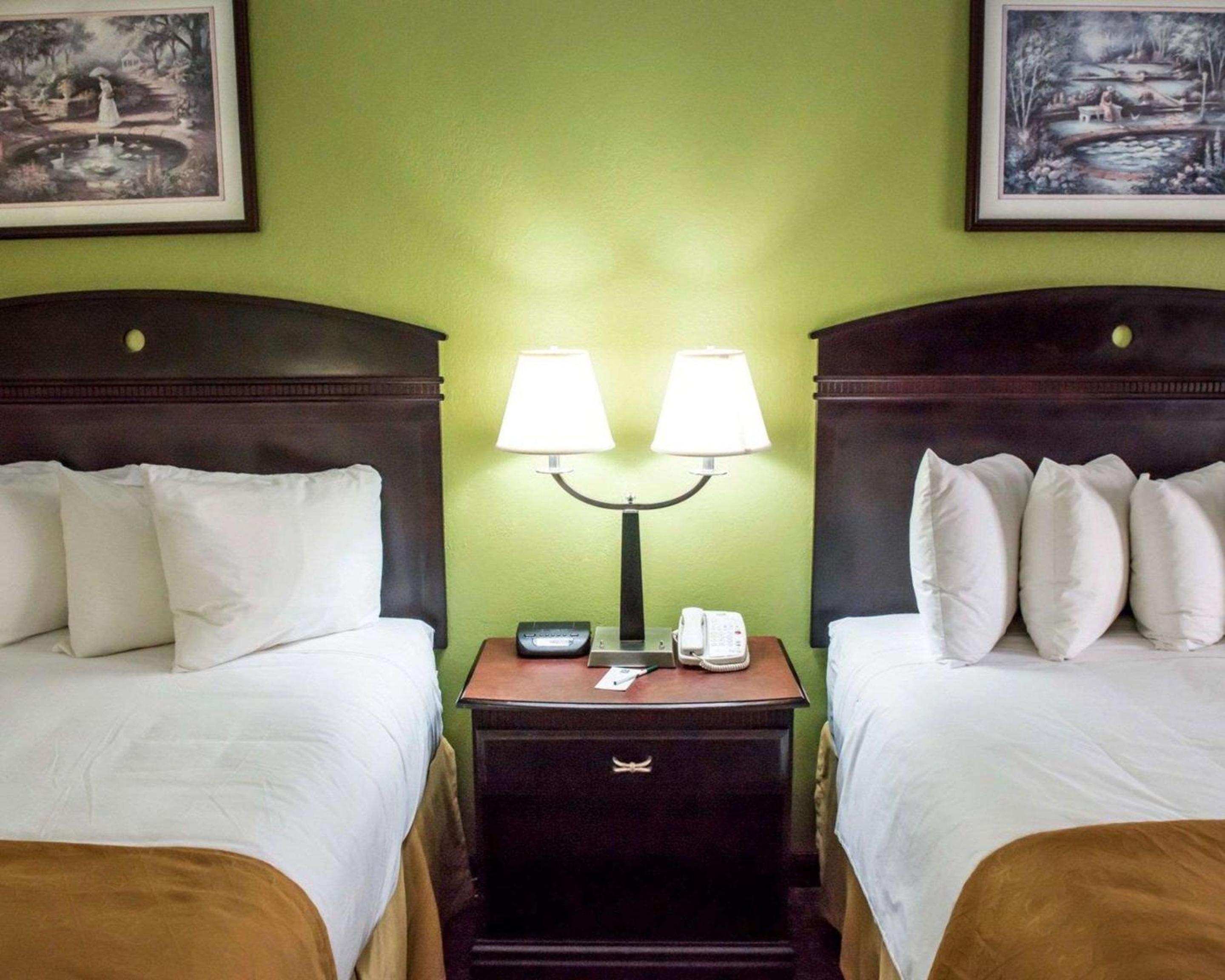 Queen Room With Two Queen Beds - Smoking photo 2