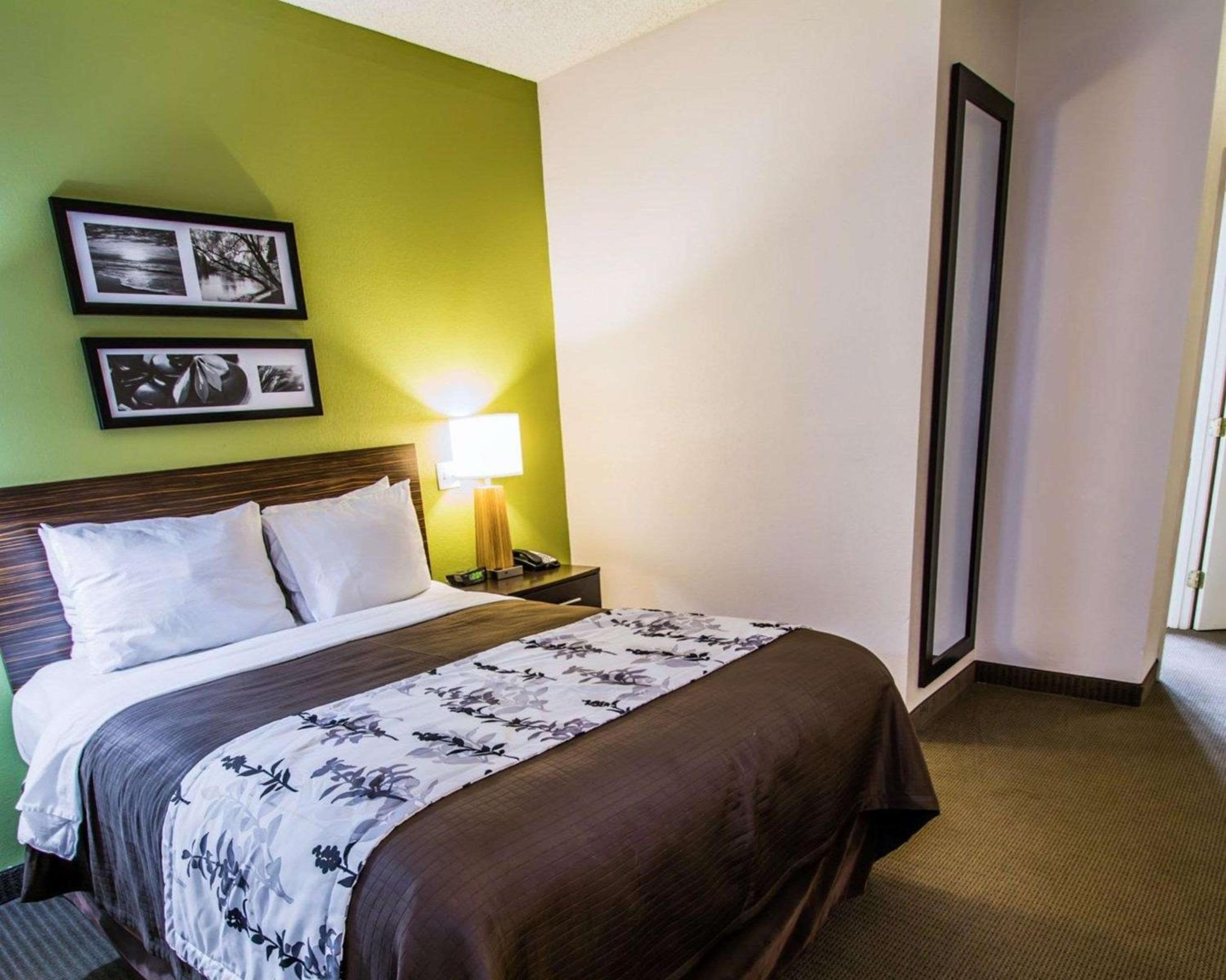 Queen Room - Accessible/Non-Smoking photo 3