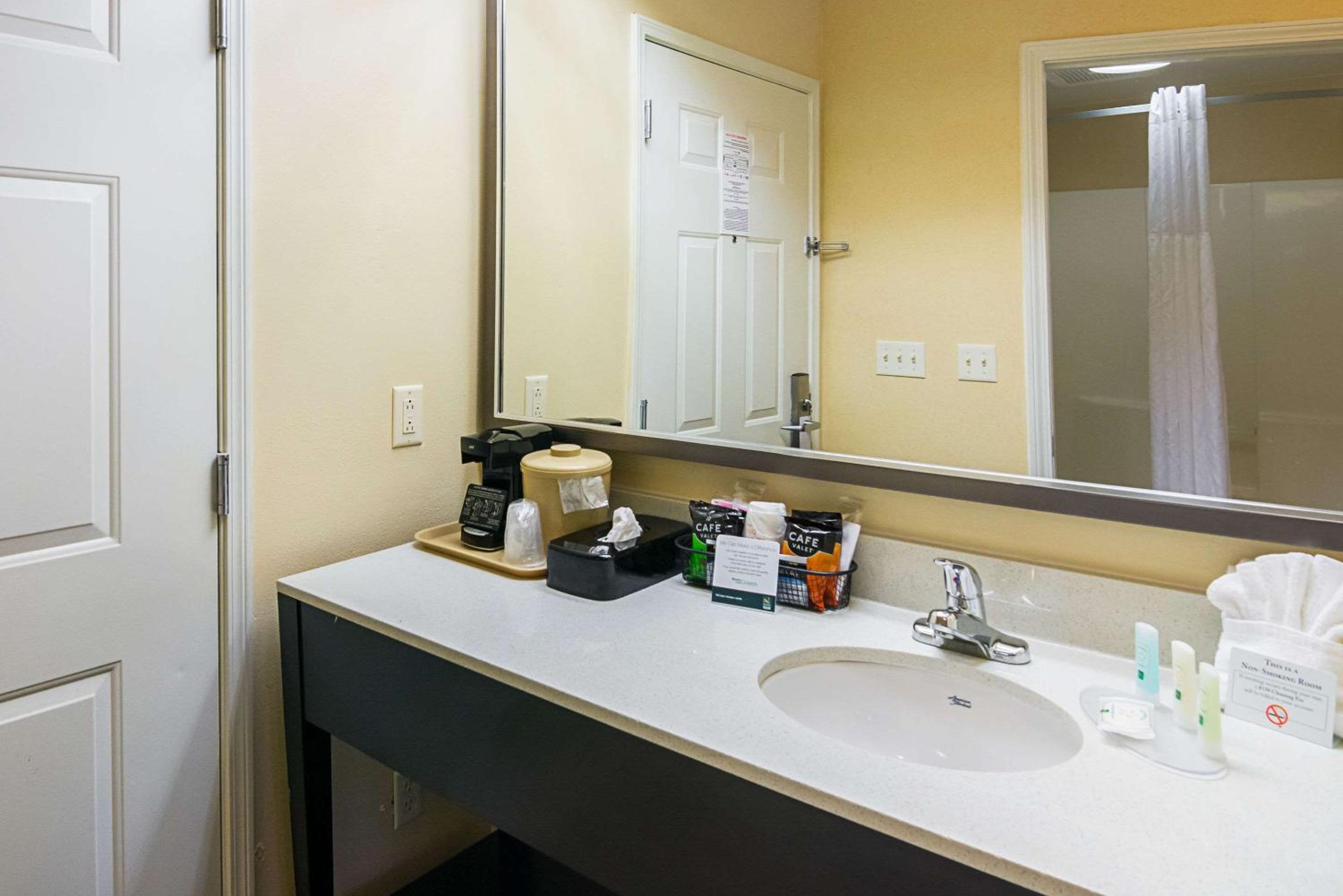 King Room - Non-Smoking - Photo 5