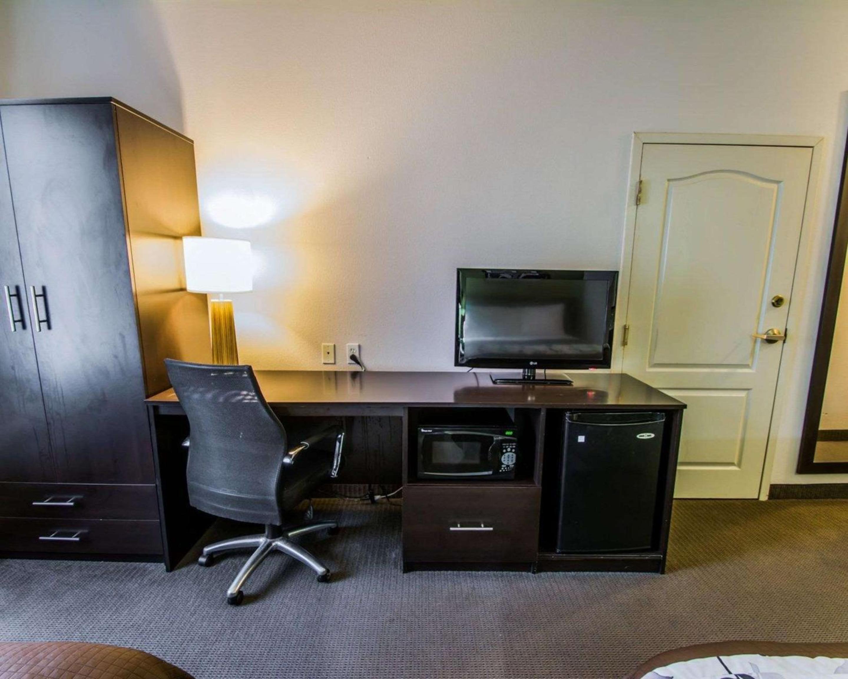 Queen Room with Two Queen Beds - Non-Smoking photo 2