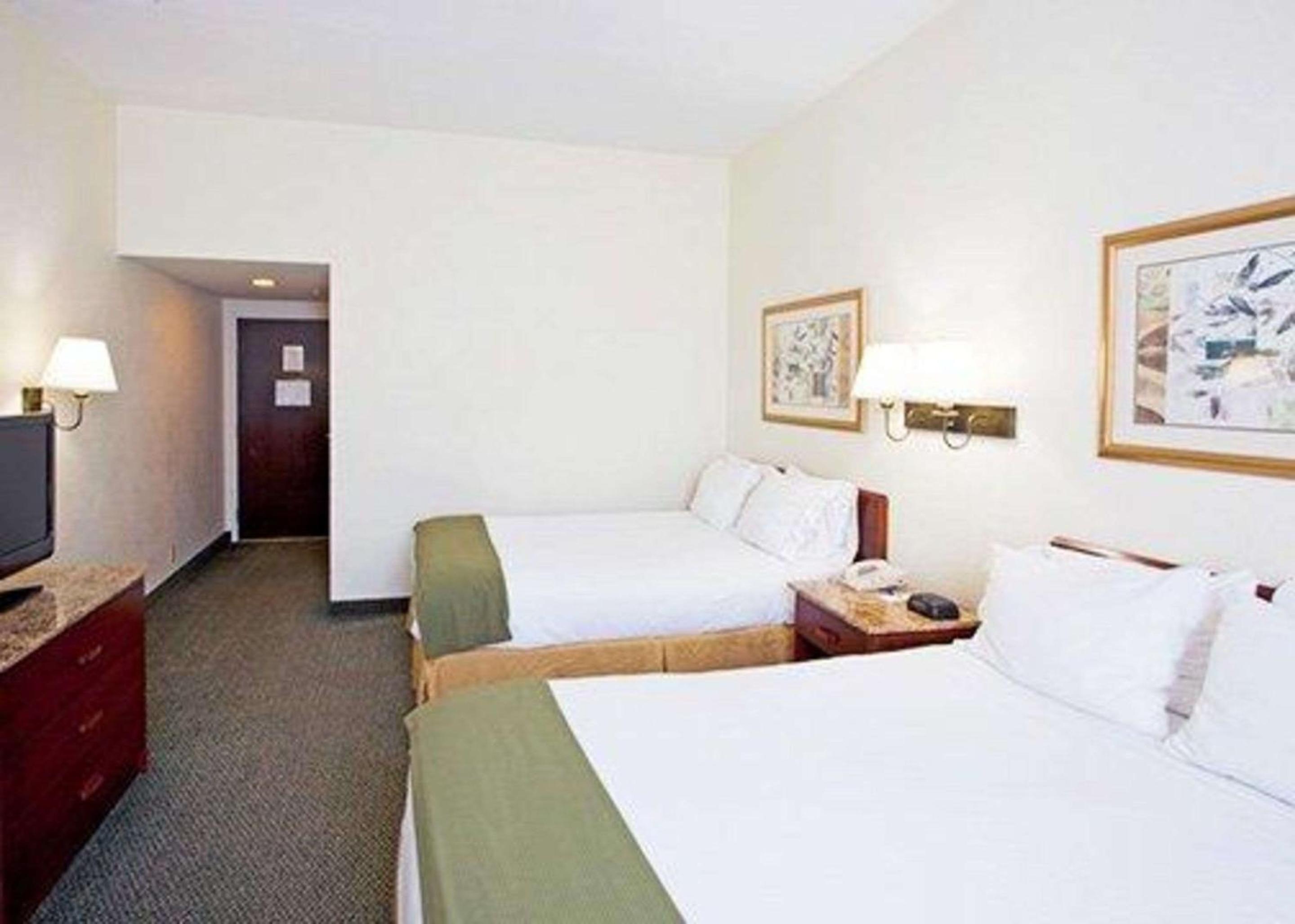 Double Room with Two Double Beds - Non-Smoking - Photo 2