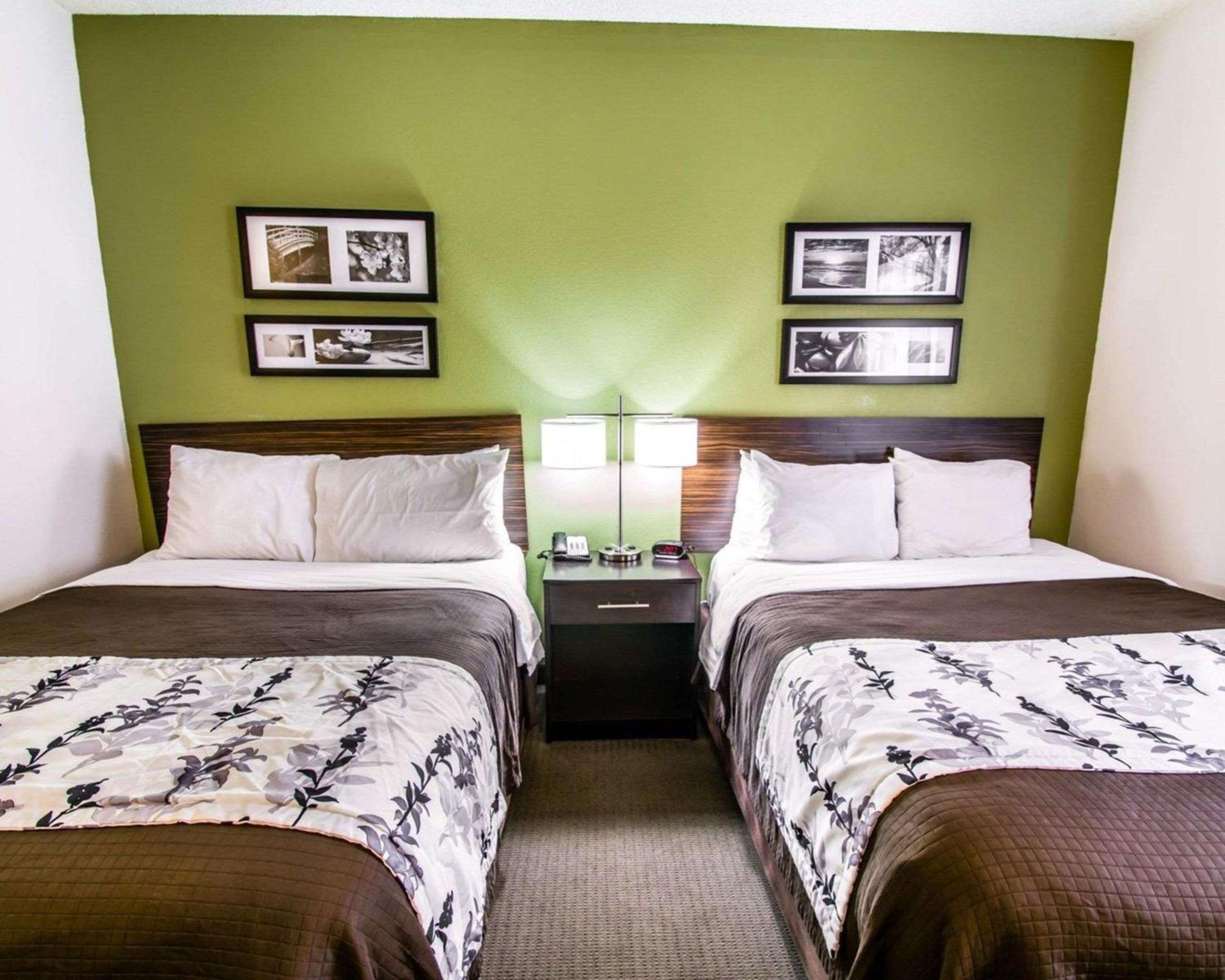 Queen Room with Two Queen Beds - Non-Smoking photo 1