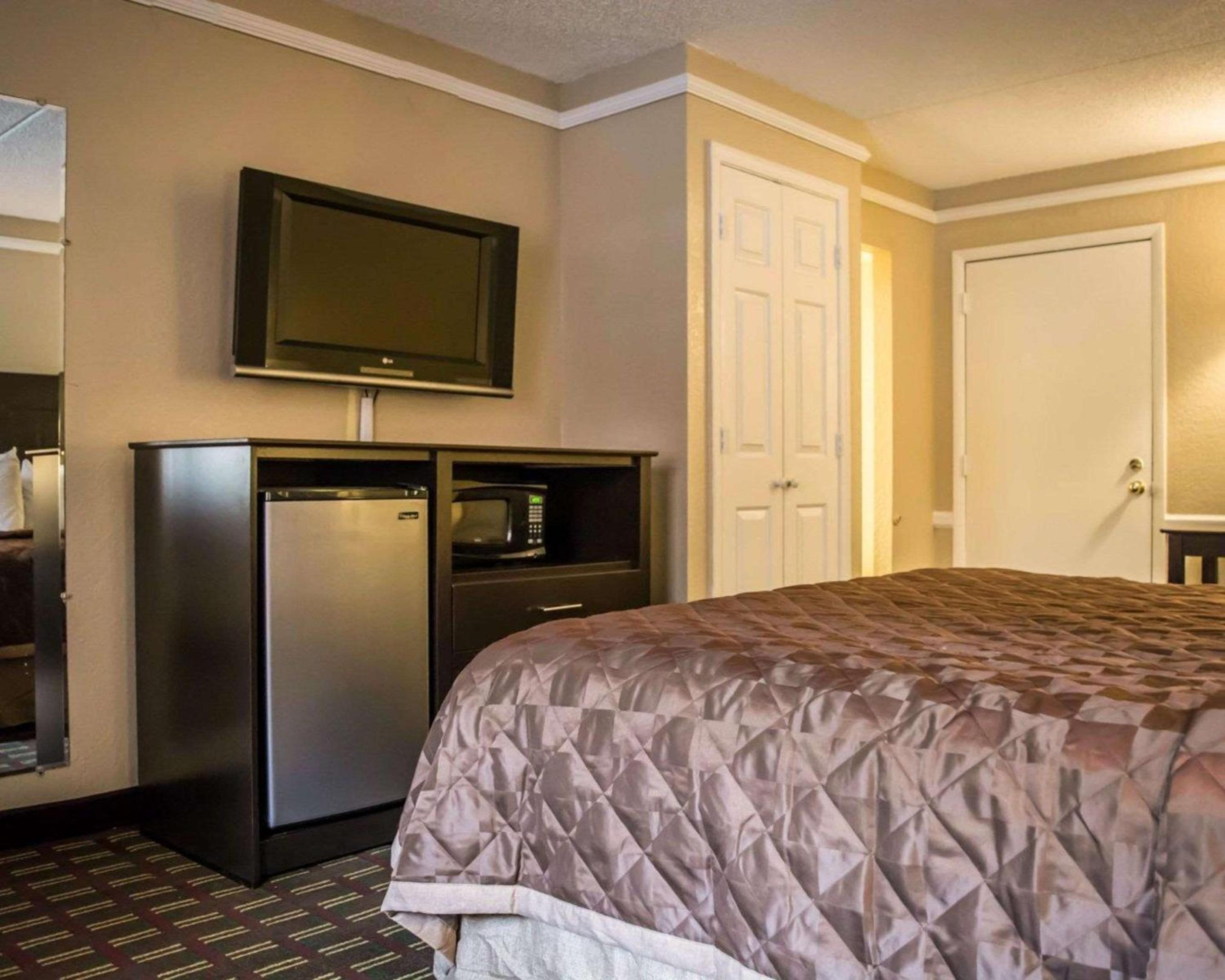 King Room - Non-Smoking - Photo 2