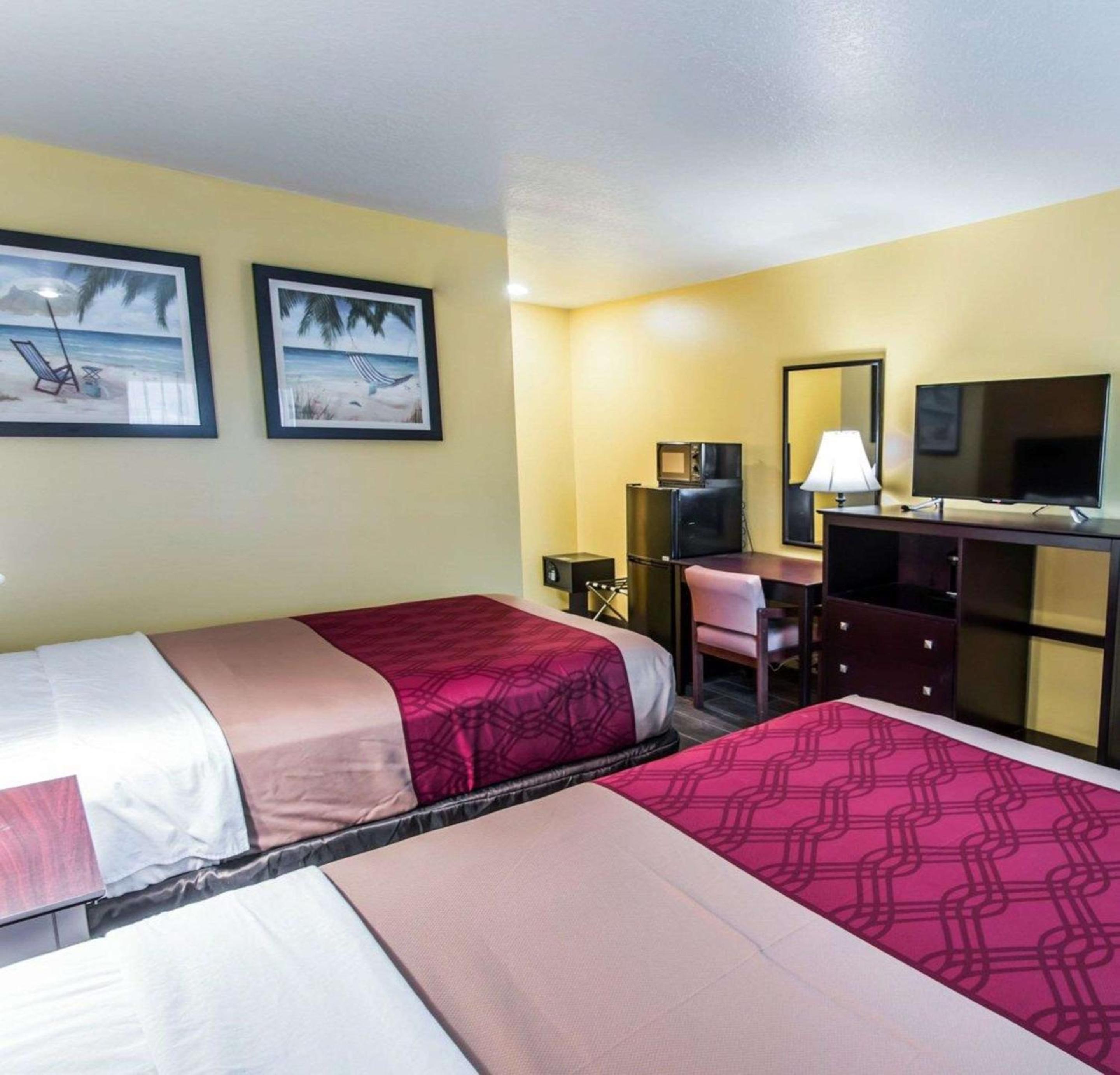 Double Room with Two Double Beds - Non-Smoking - Photo 4