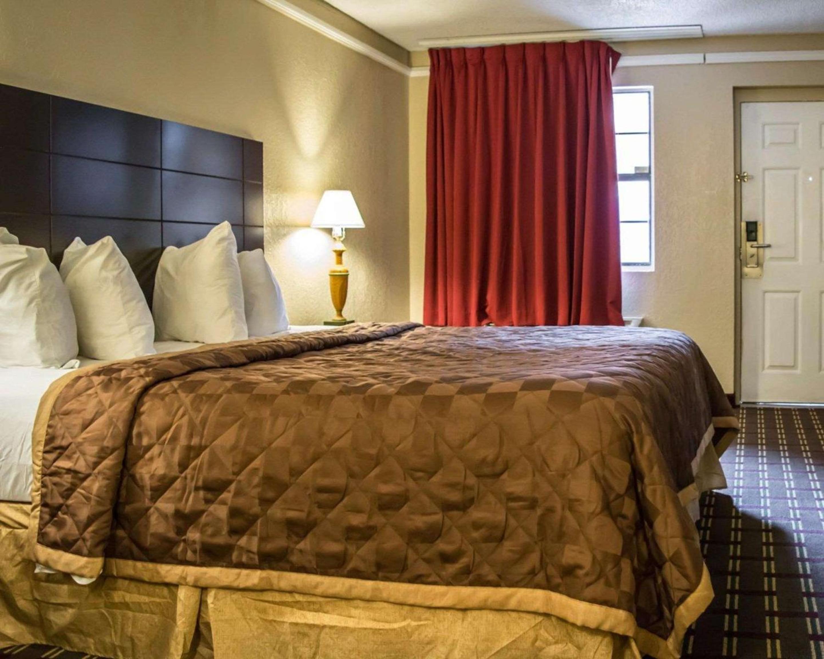 King Room - Non-Smoking - Photo 4