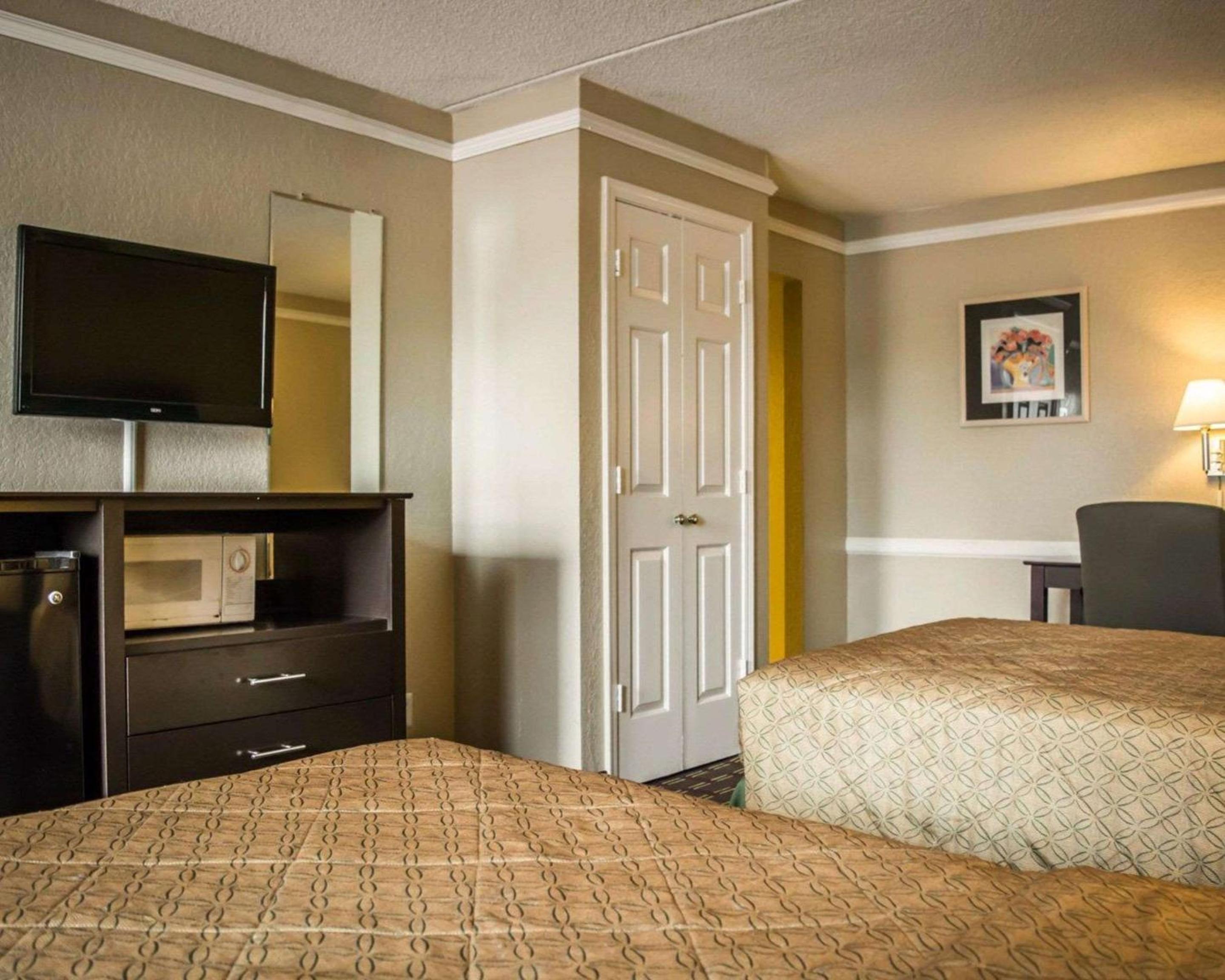 Double Room with Two Double Beds - Smoking - Photo 3