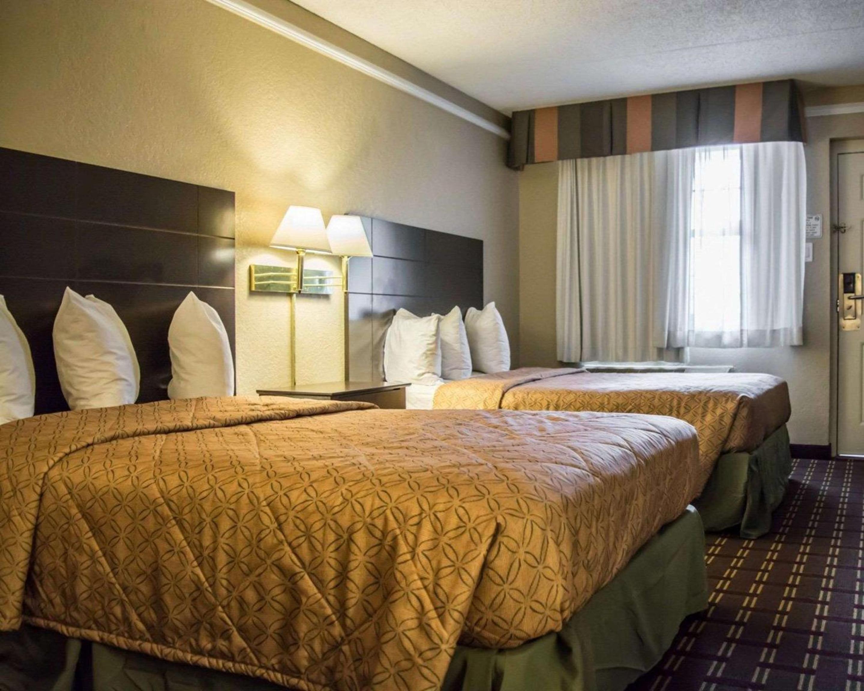 Double Room with Two Double Beds - Smoking - Photo 2