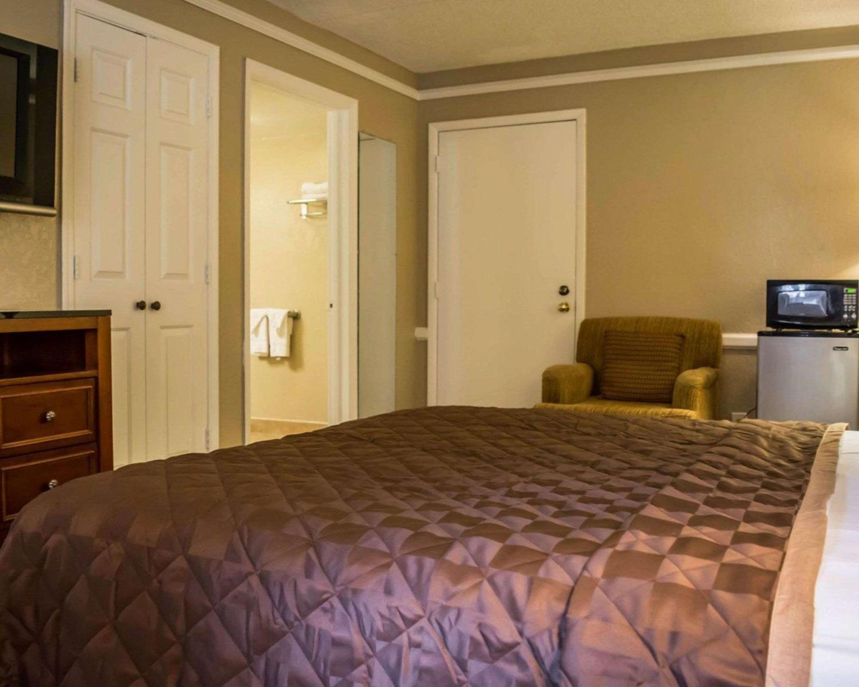 King Room - Accessible/Non-Smoking - Photo 3