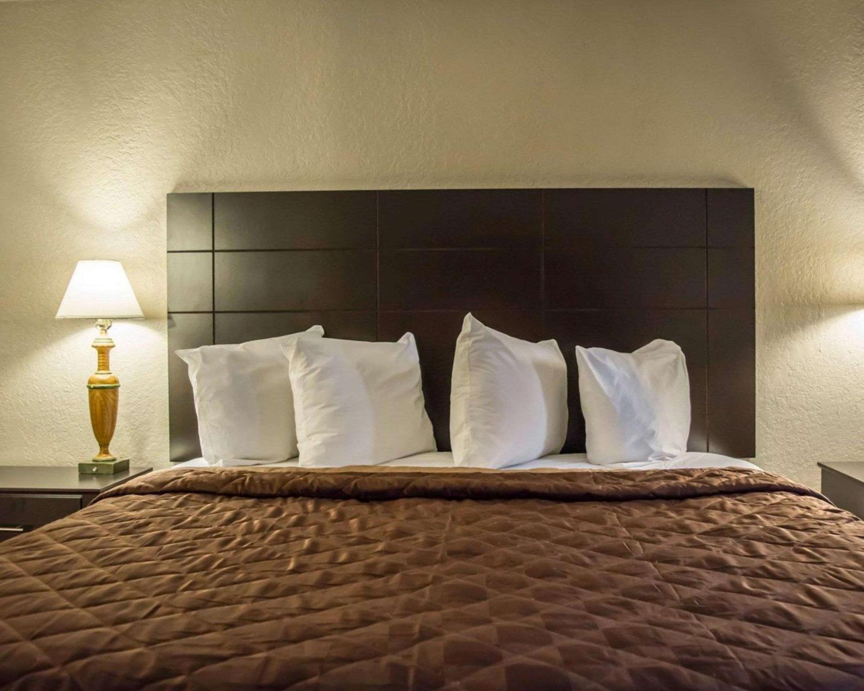 King Room - Non-Smoking - Photo 3