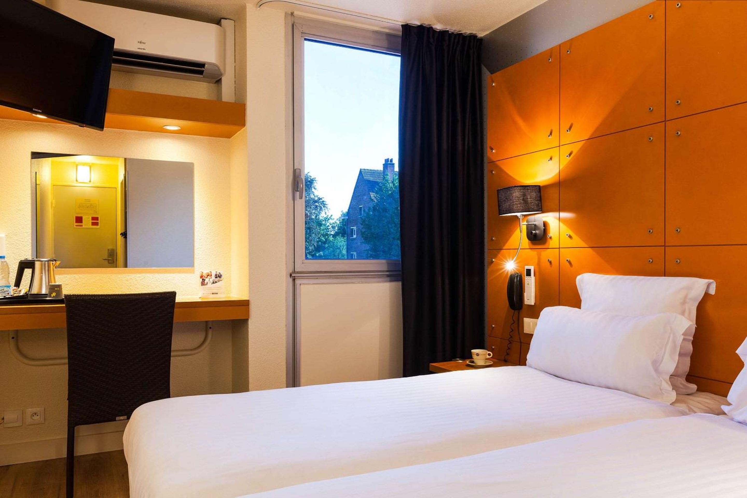 Twin Room - Photo 2