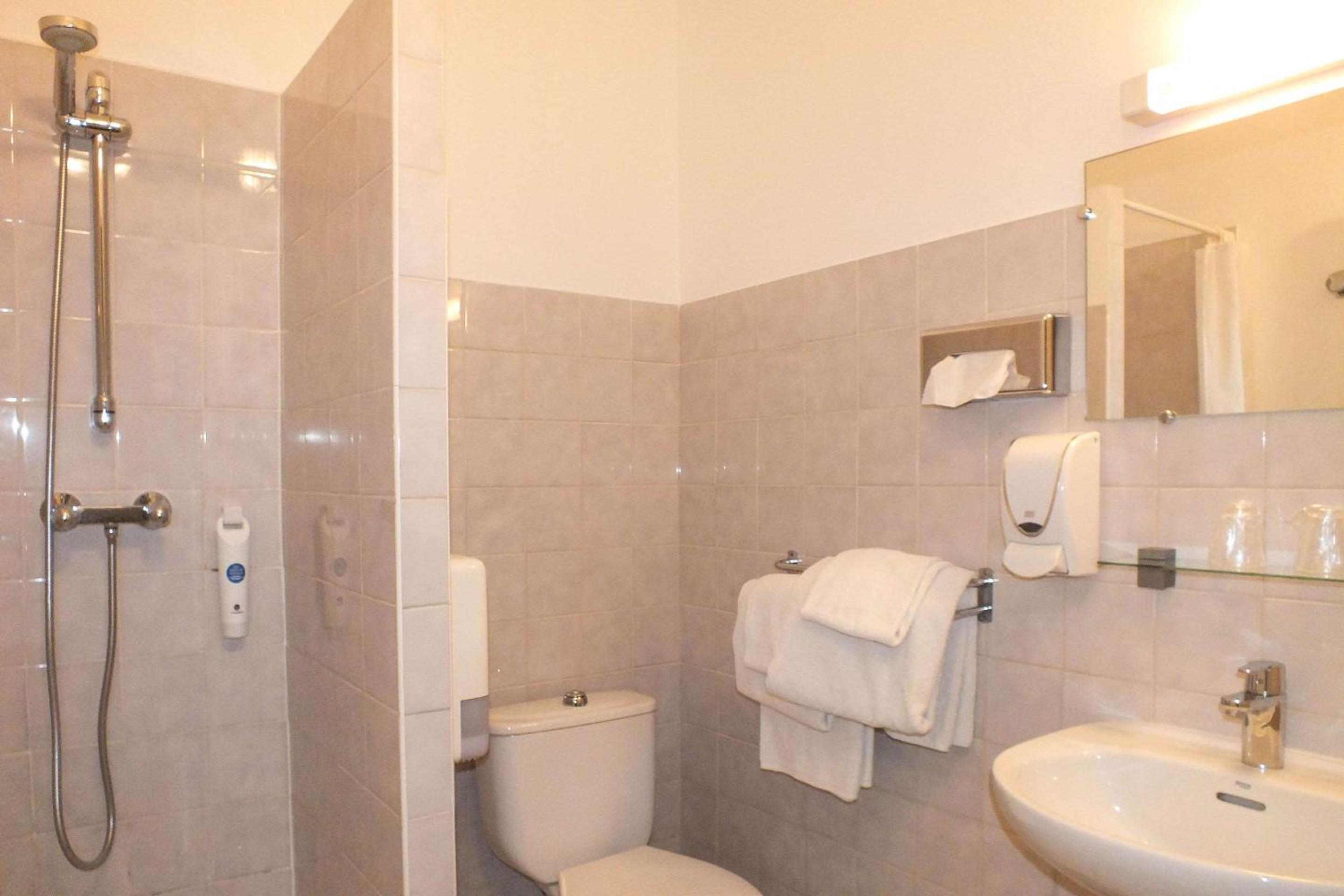 Quadruple Room - Photo 4
