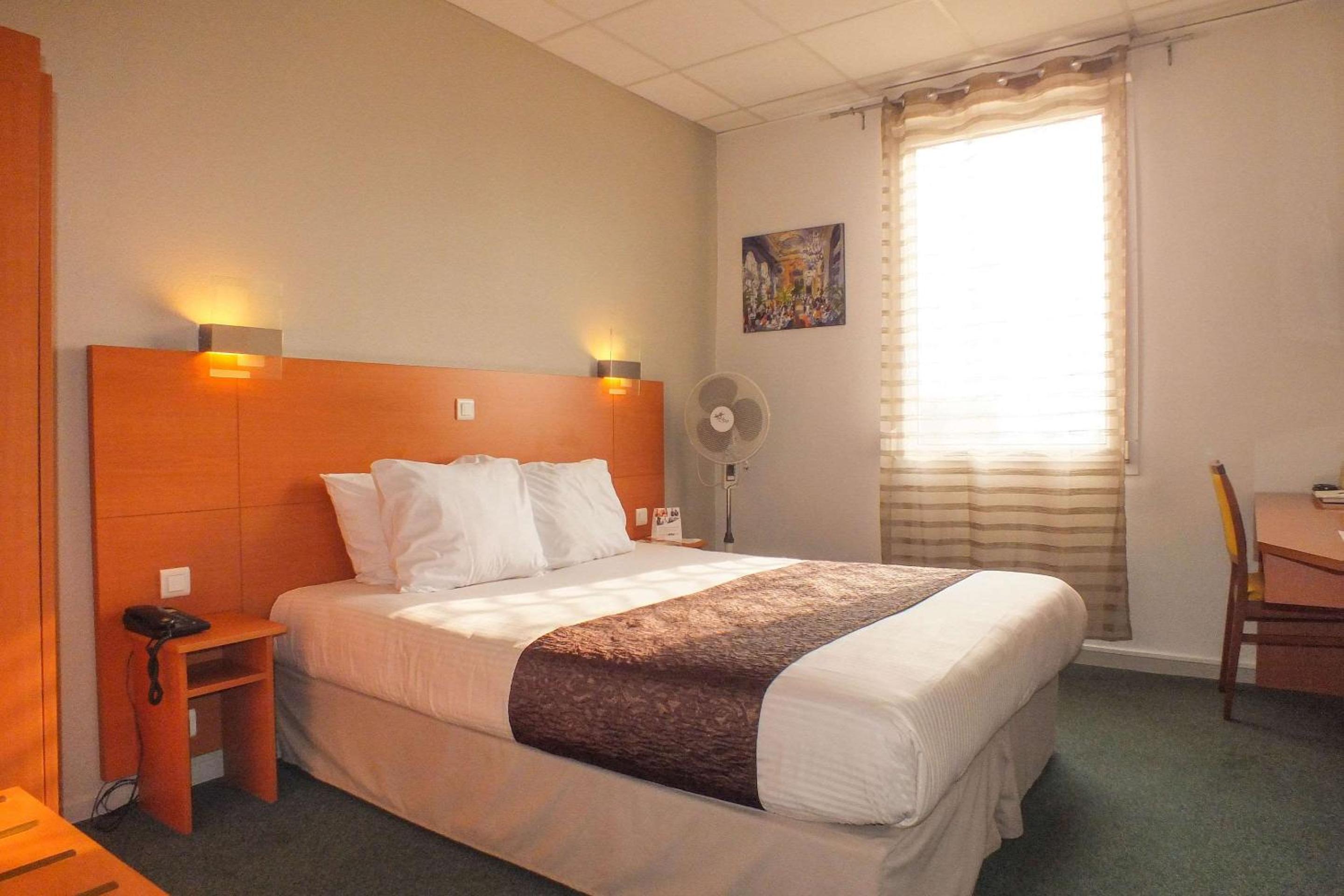 Standard Double Room - Photo 9