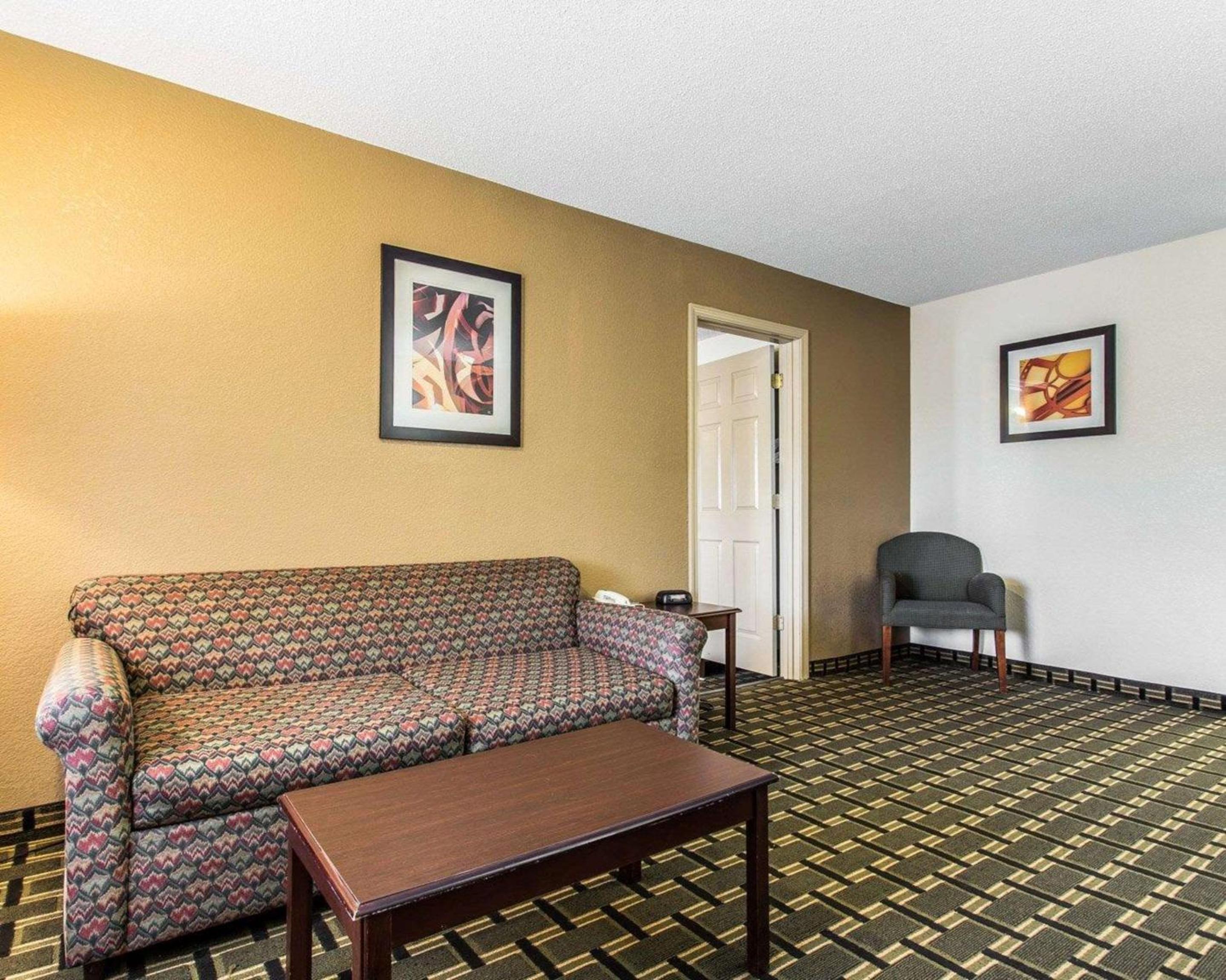 King Room - Accessible/Smoking - Photo 1
