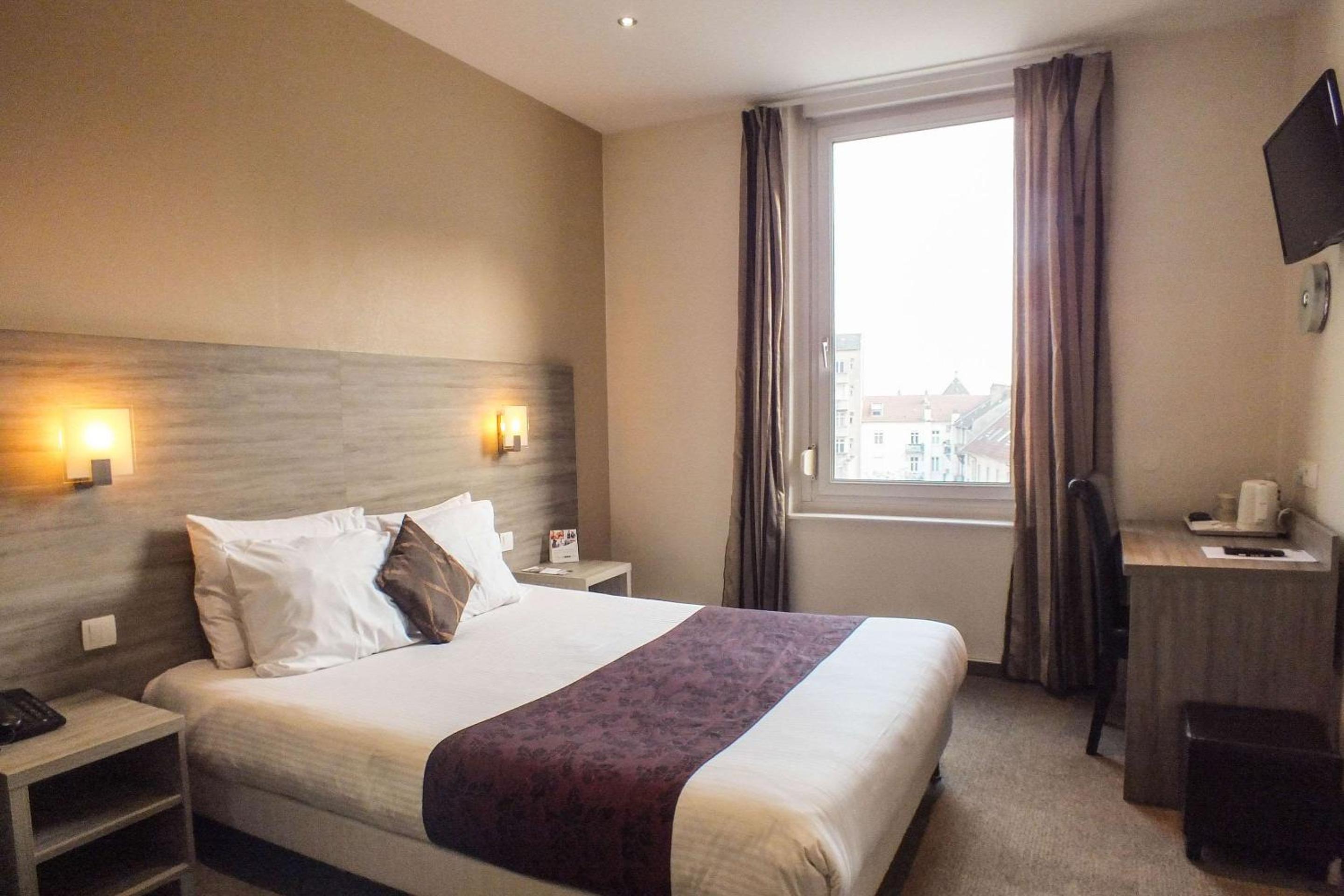 Standard Double Room - Photo 10