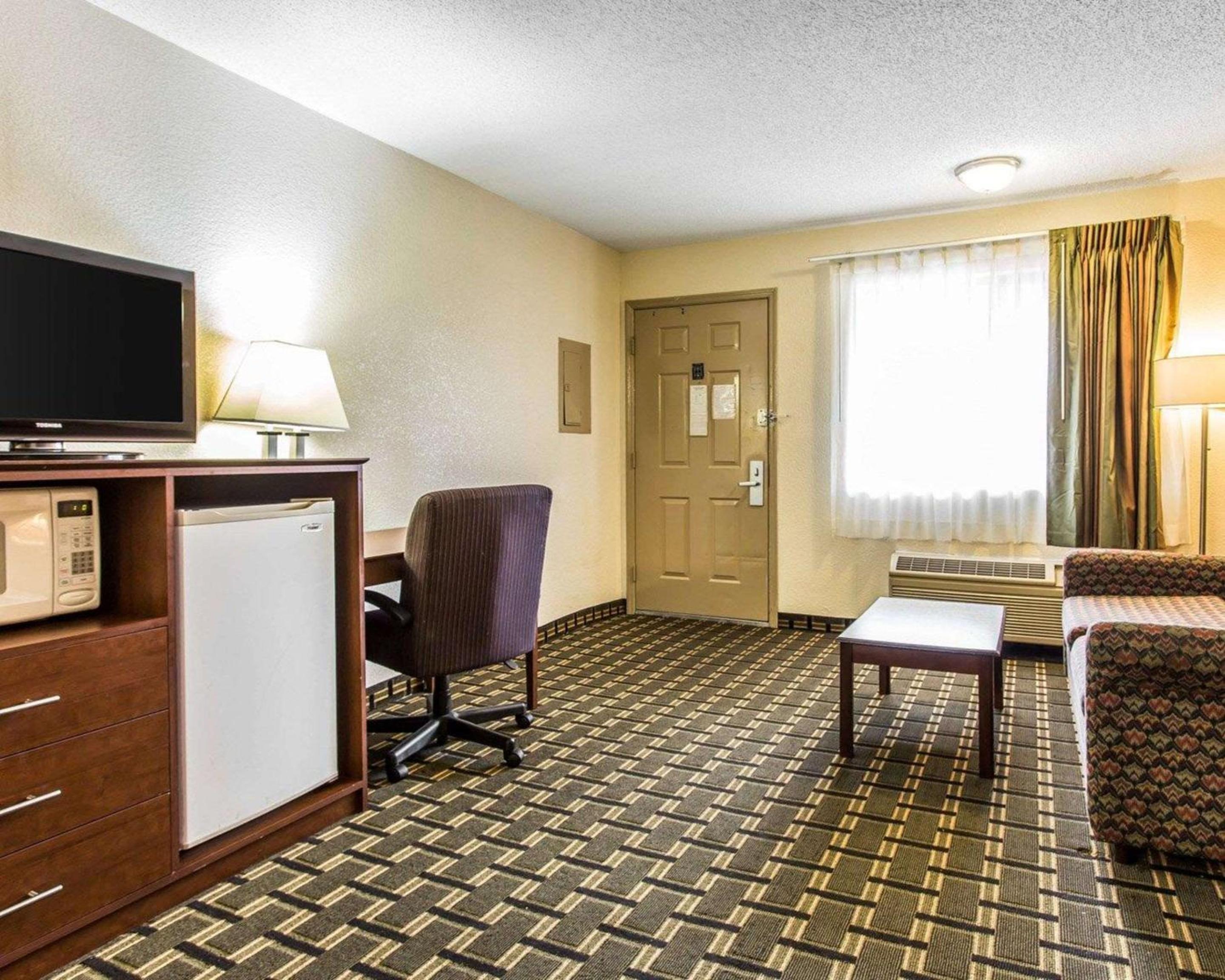 King Room - Accessible/Smoking - Photo 3