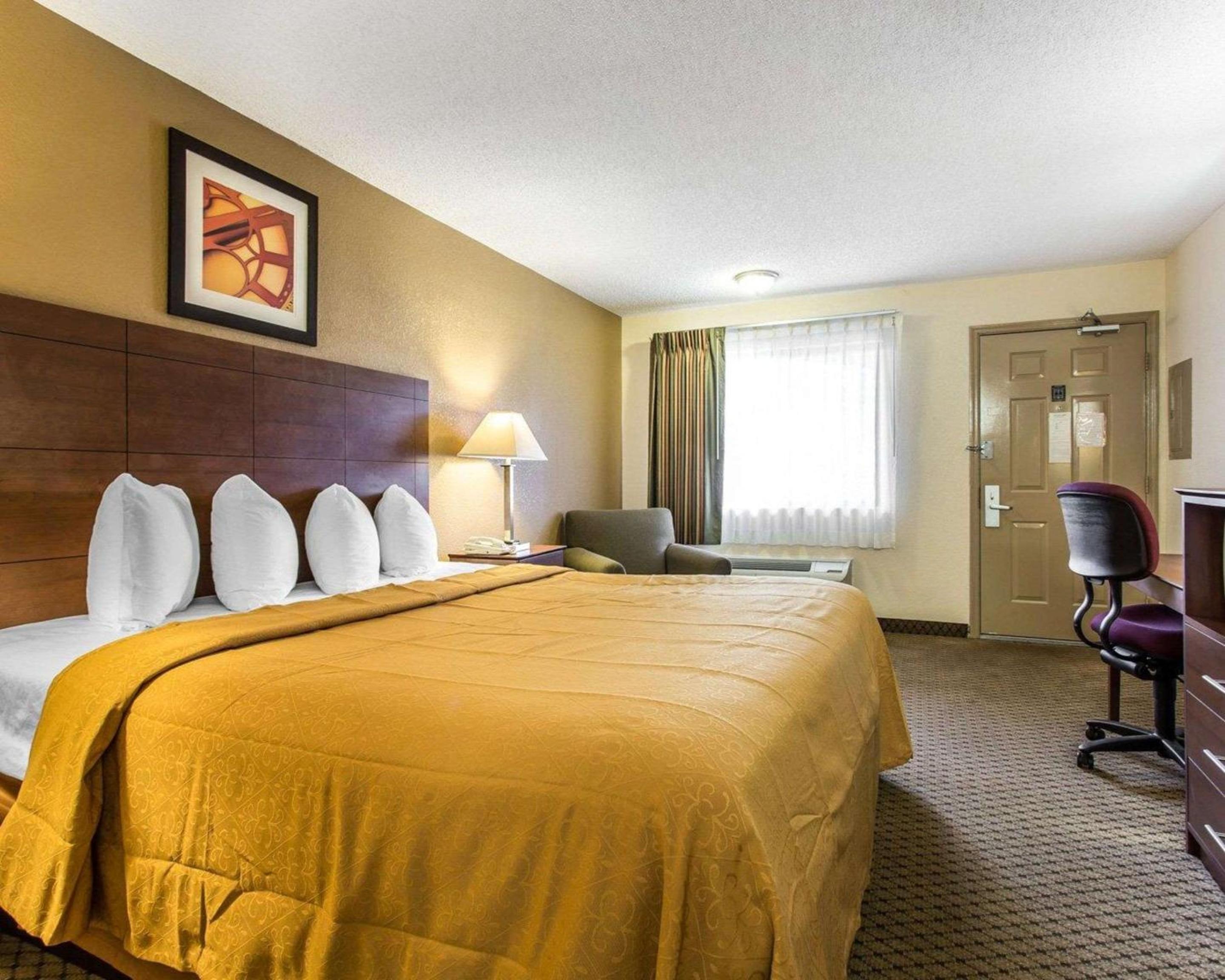 King Room - Non-Smoking - Photo 3