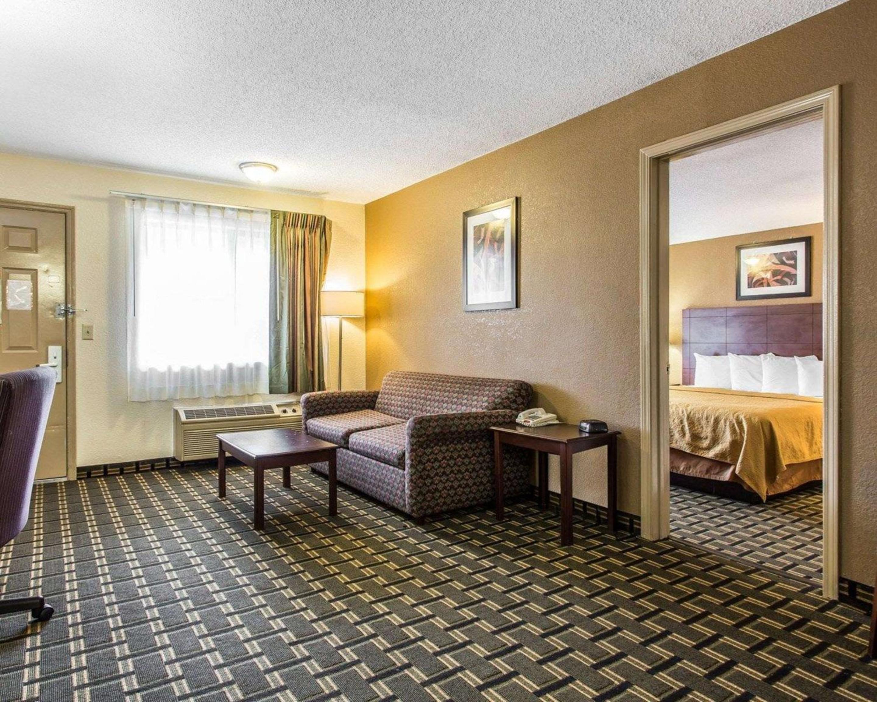 King Room - Non-Smoking - Photo 4